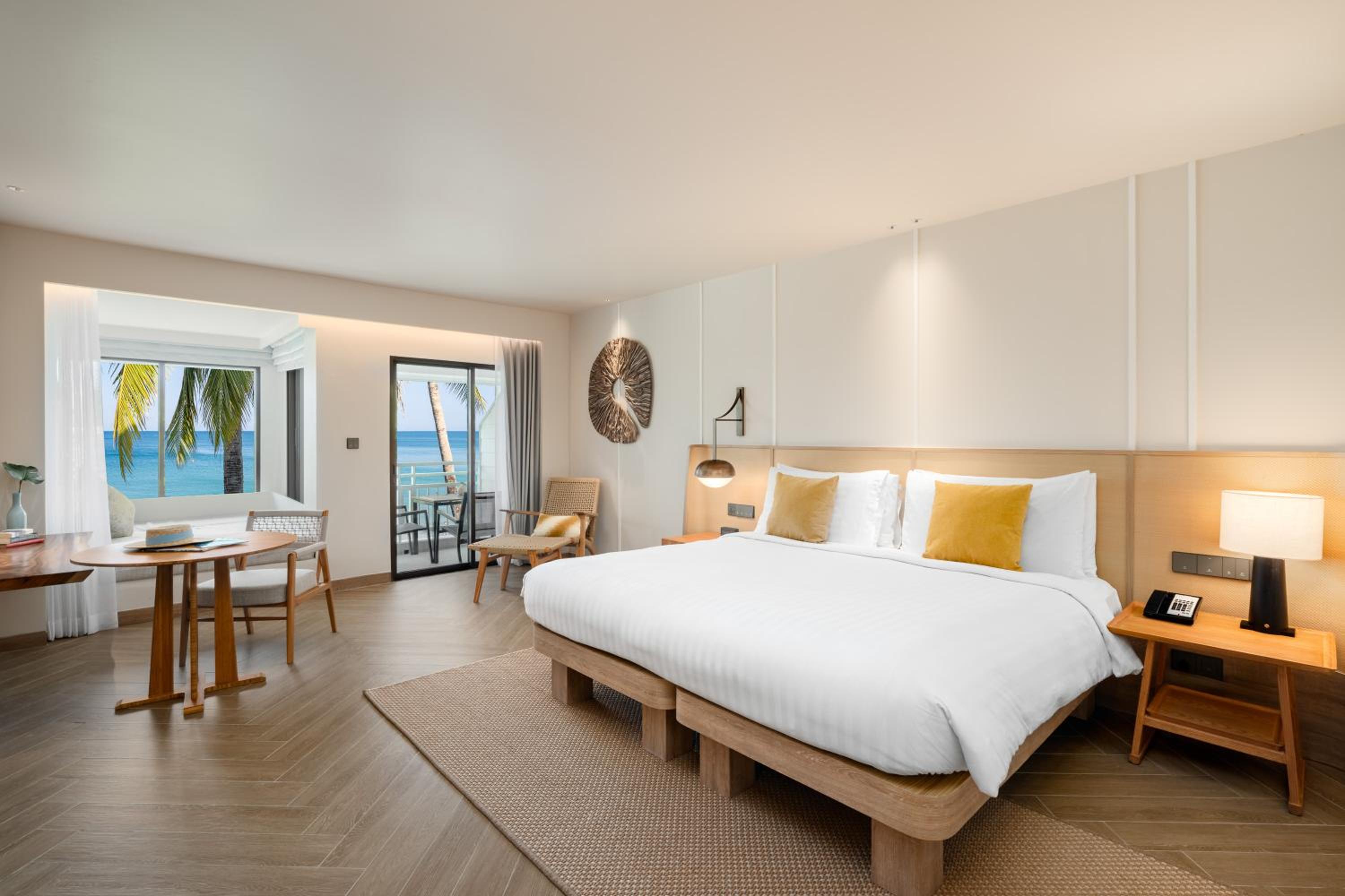 Club Ocean Front 1 King Bed photo 1
