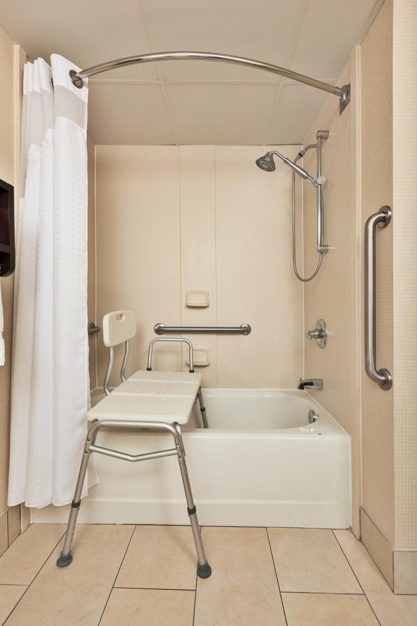 Standard Queen Room with Two Queen Beds and Mobility Accessible Tub - Photo 2