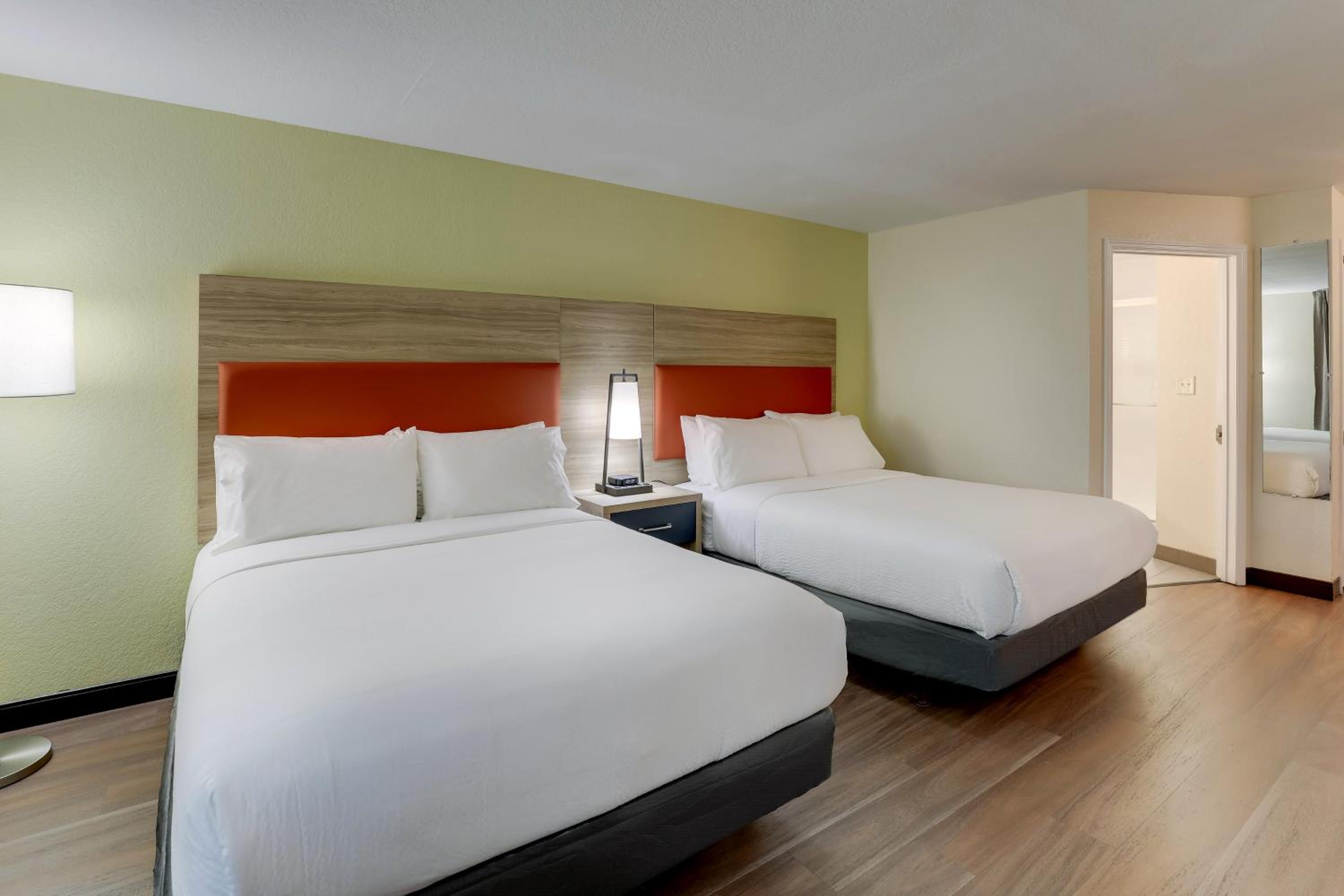 Studio Suite with Two Queen Beds - Photo 13