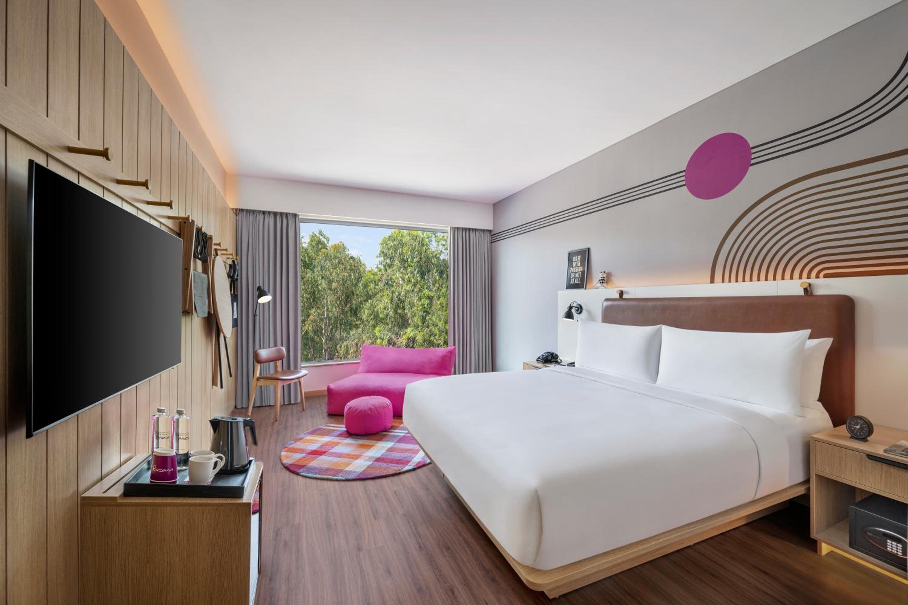 Moxy Executive Sleeper Queen Room with Pool View - Photo 4