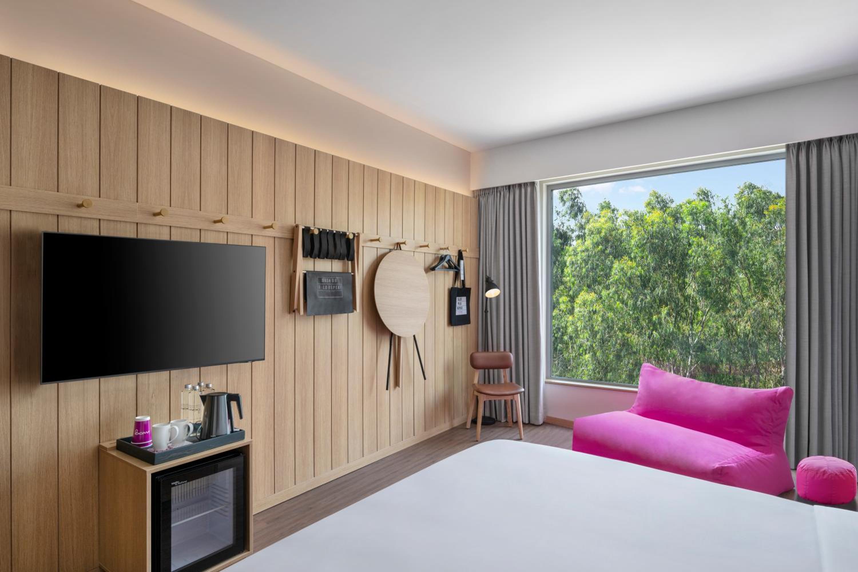 Moxy Executive Sleeper Queen Room with Pool View - Photo 3