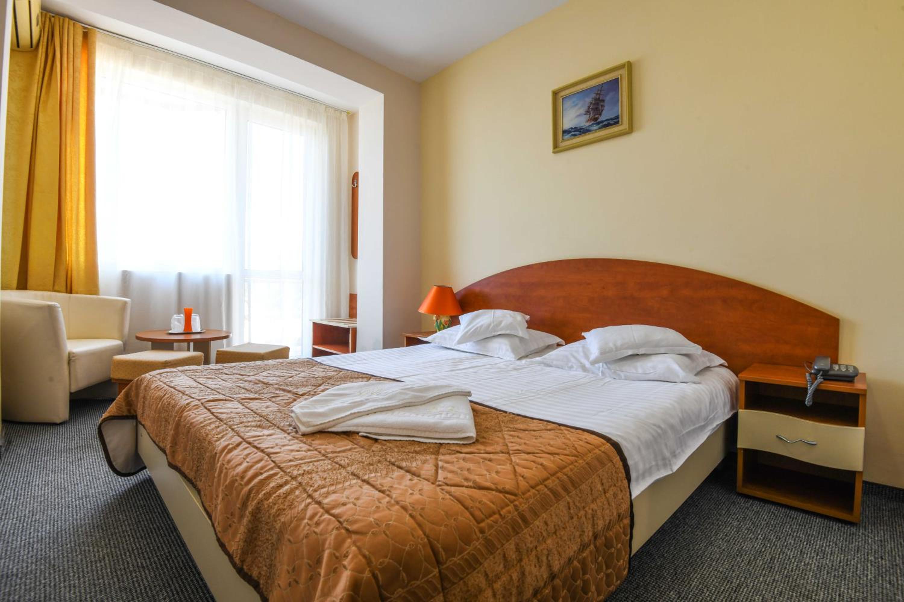 Double or Twin Room with Partial Sea View photo 3