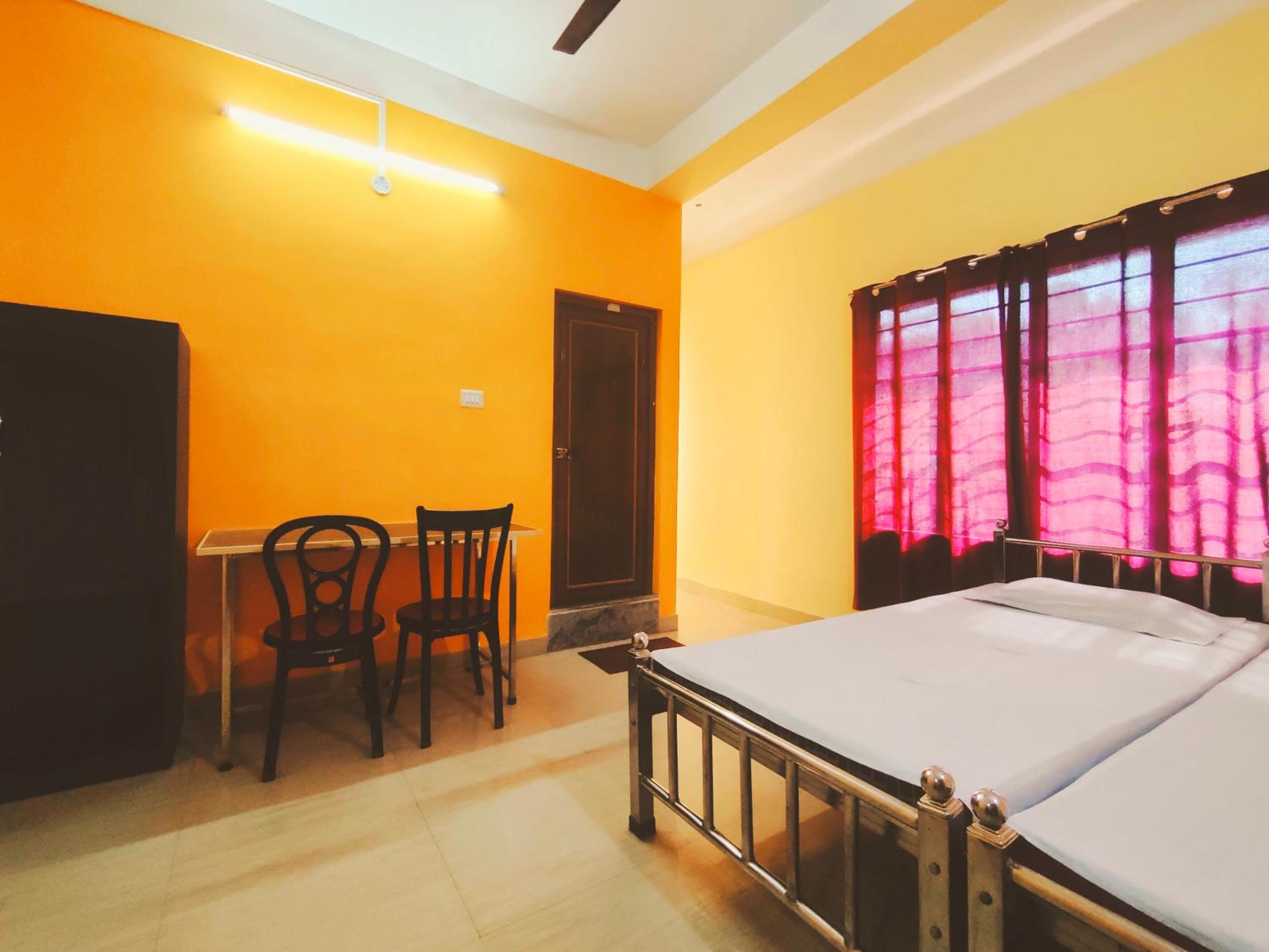 Deluxe Double Room (2 Adults + 1 Child) - Photo 4