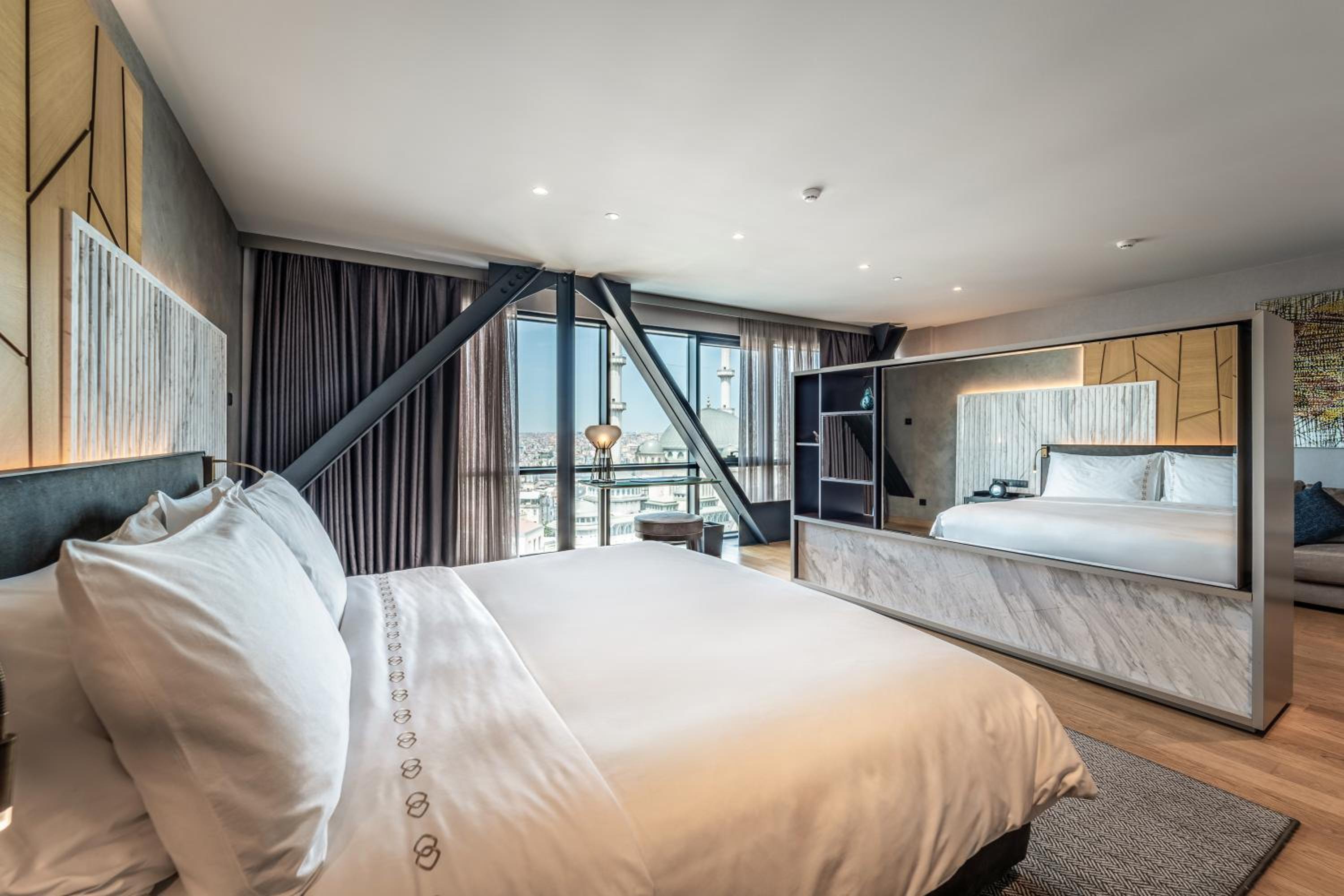 Signature Suite, Taksim Square view, Club Millesime access, King size bed