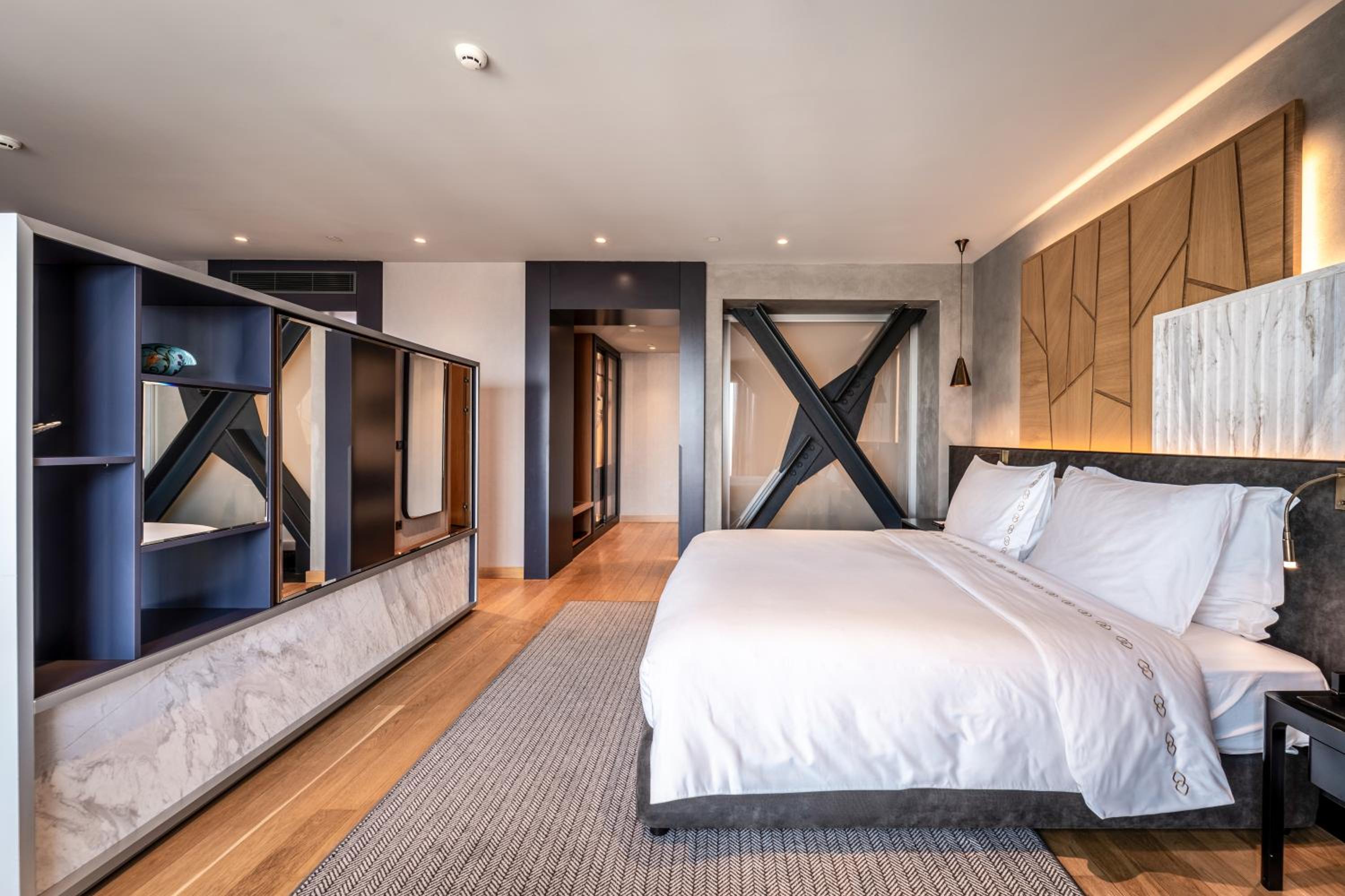 Signature Suite, Taksim Square view, Club Millesime access, King size bed thumbnail 6