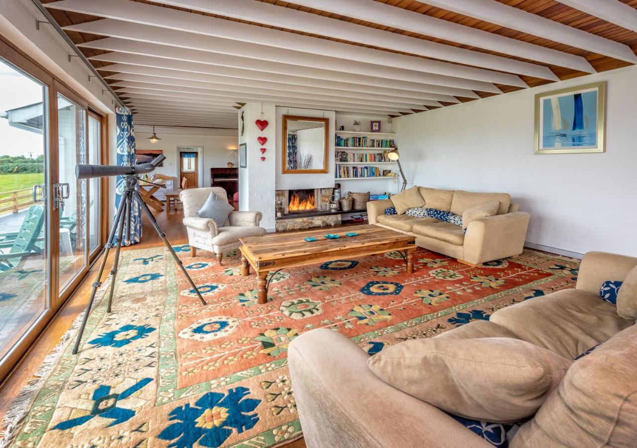 Three-Bedroom House photo 3