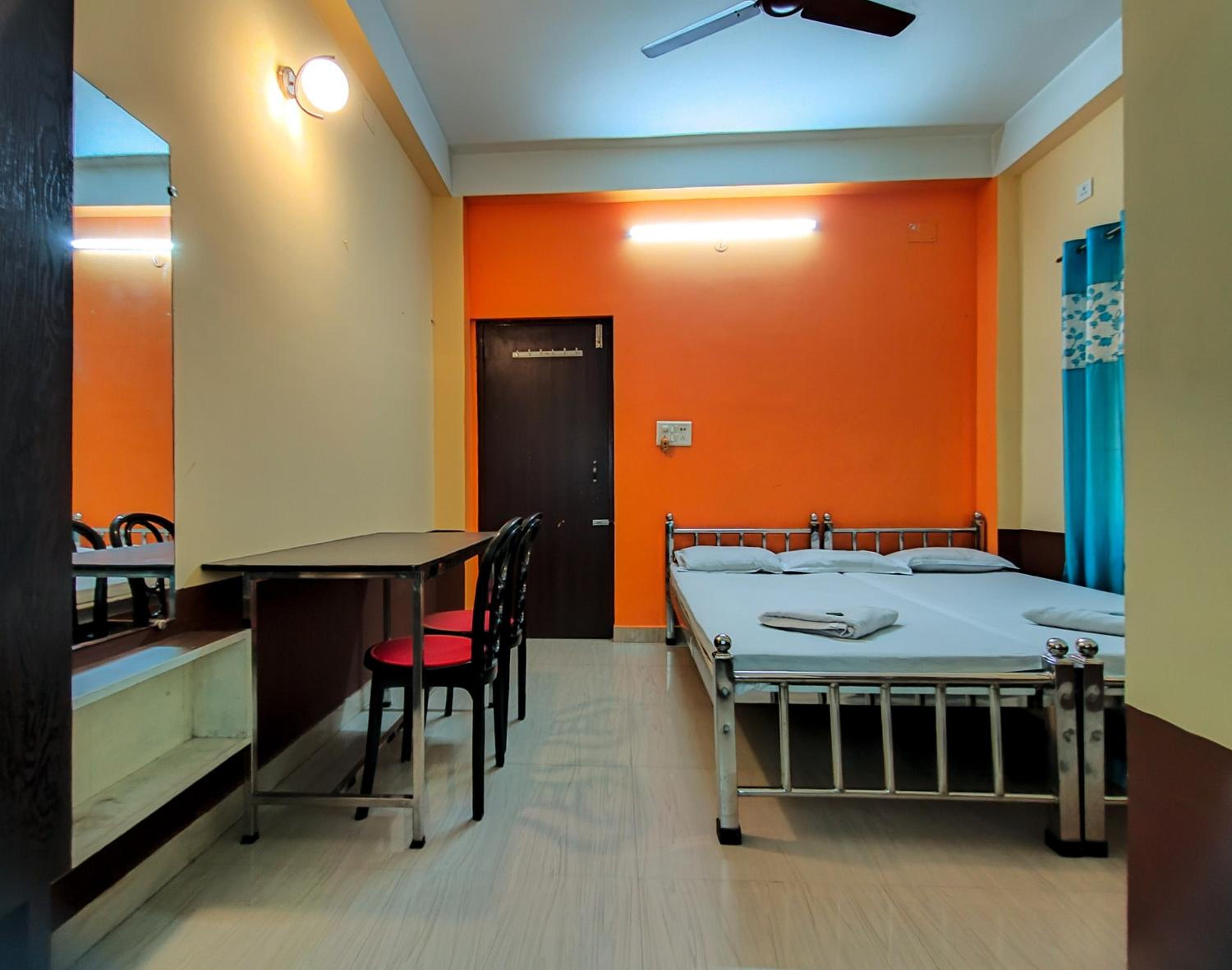 Deluxe Double Room (2 Adults + 1 Child) - Photo 1