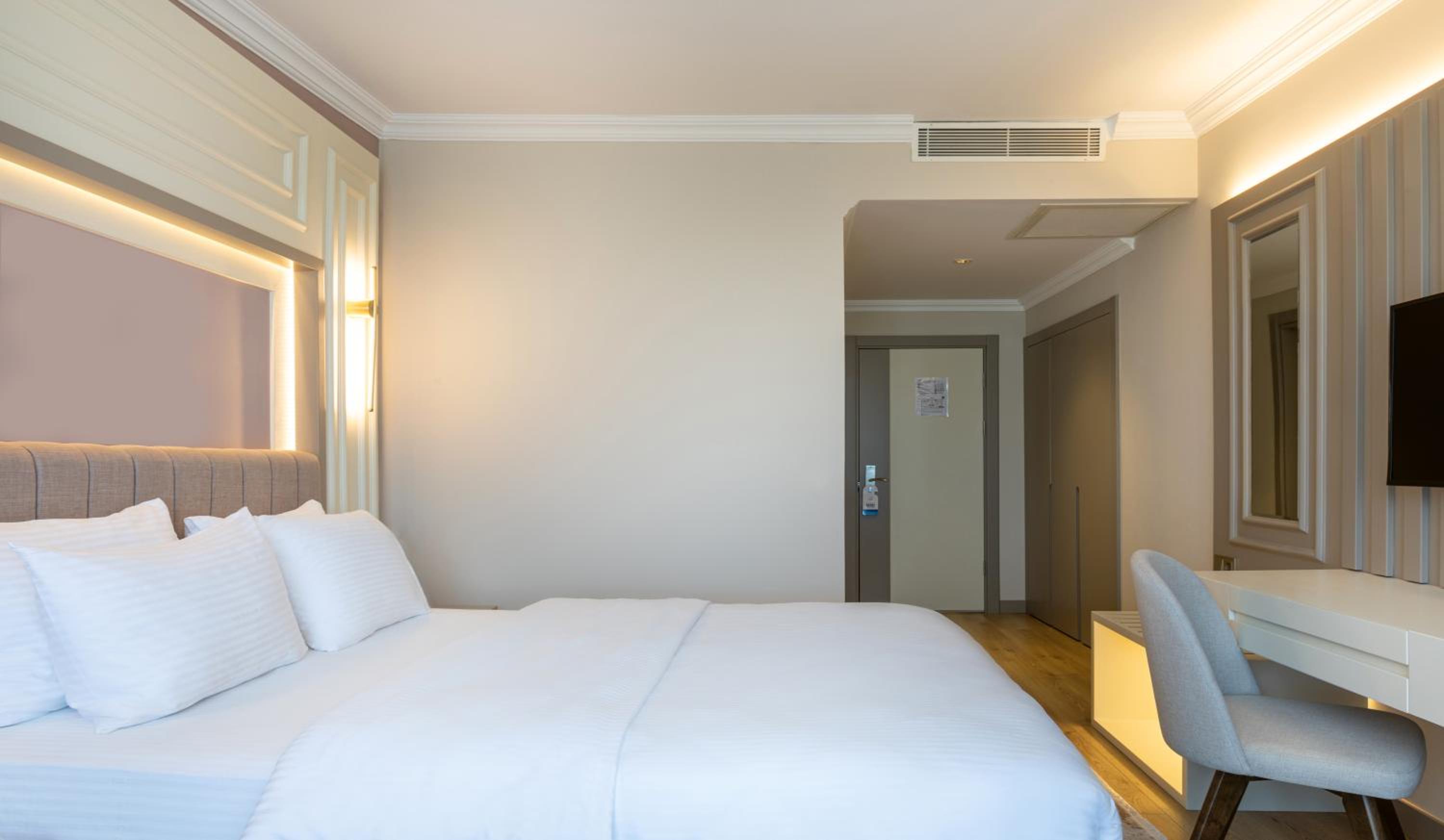 Deluxe Double Room (2 Adults + 1 Child) - Photo 3