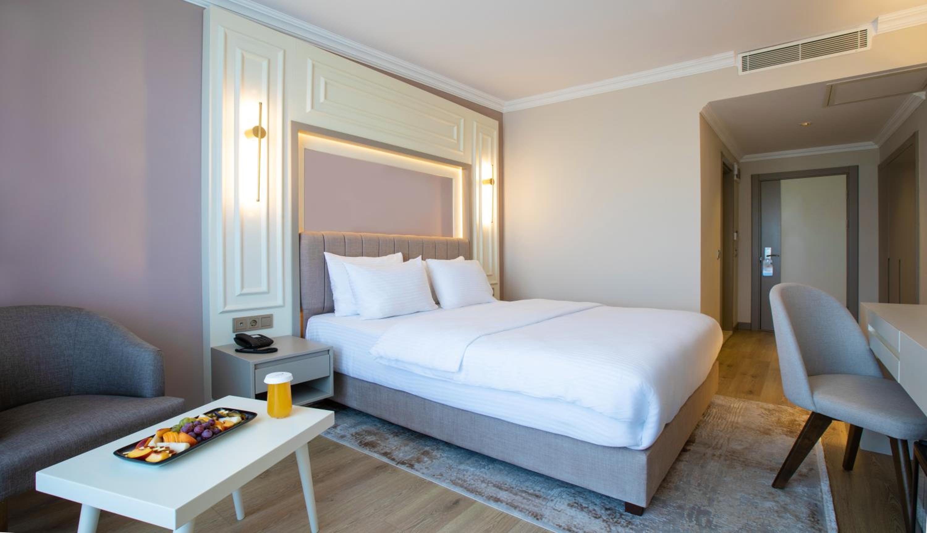 Deluxe Double Room (2 Adults + 1 Child) - Photo 1