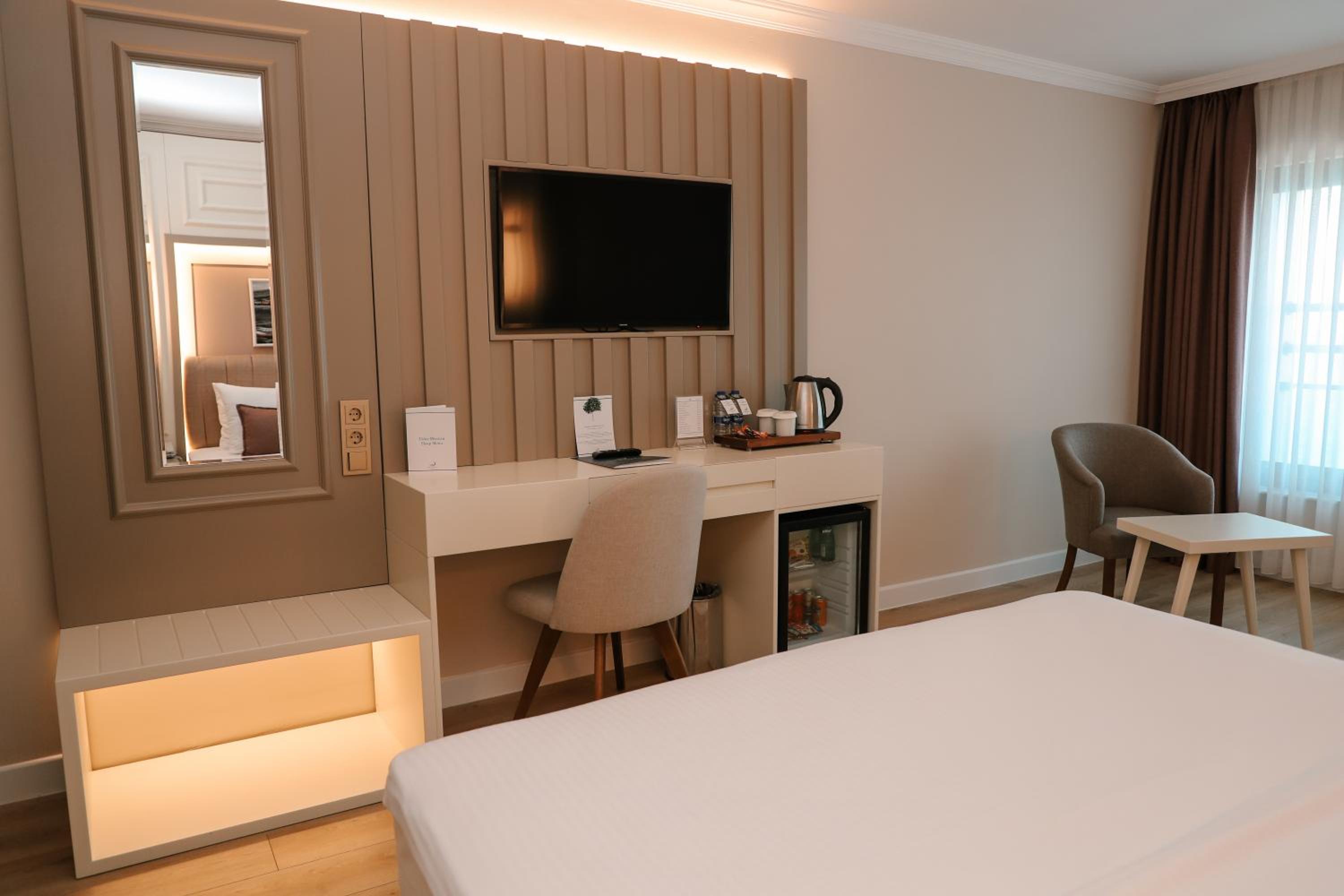 Deluxe Double Room (2 Adults + 1 Child) - Photo 4