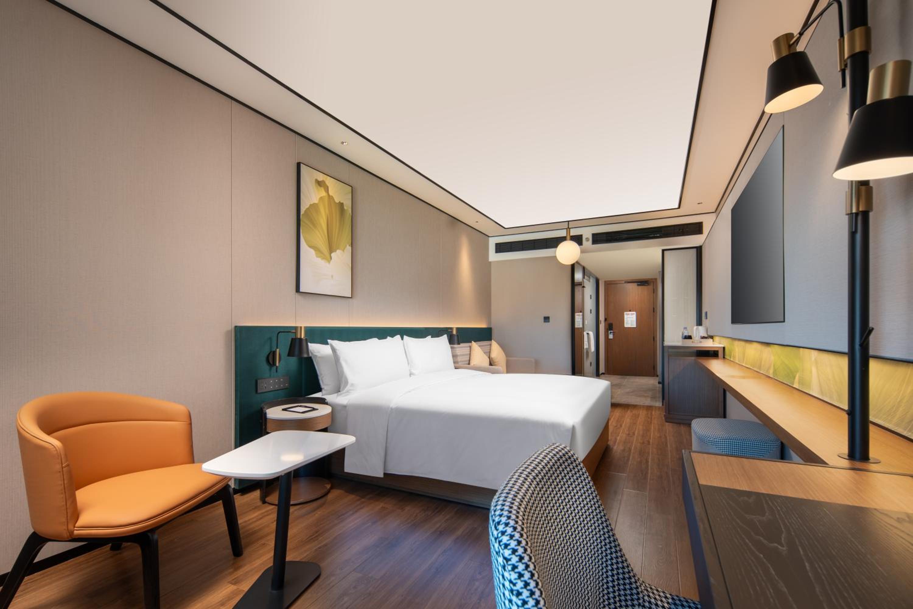 King Guest Room thumbnail 5