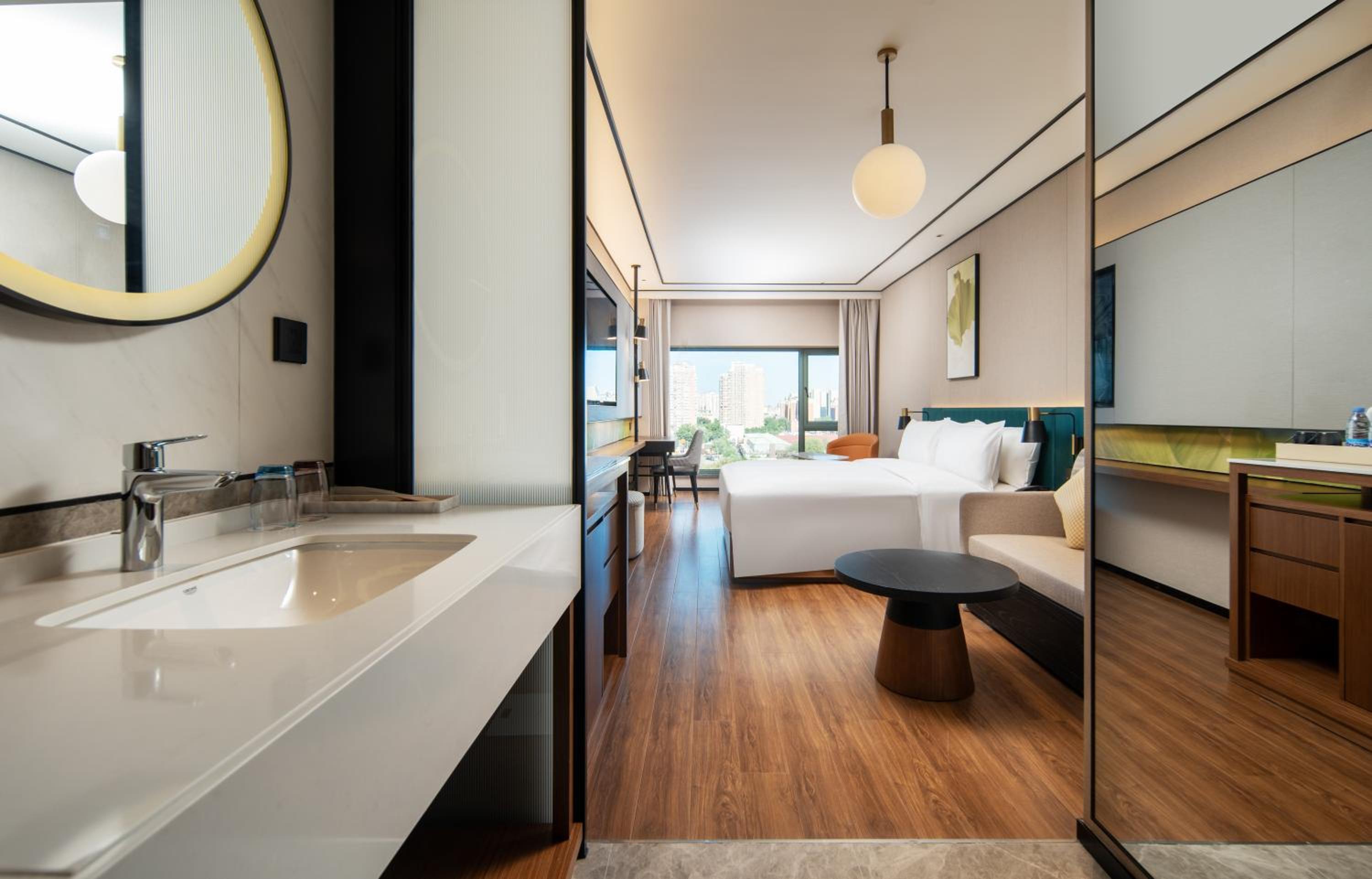 King Guest Room thumbnail 6