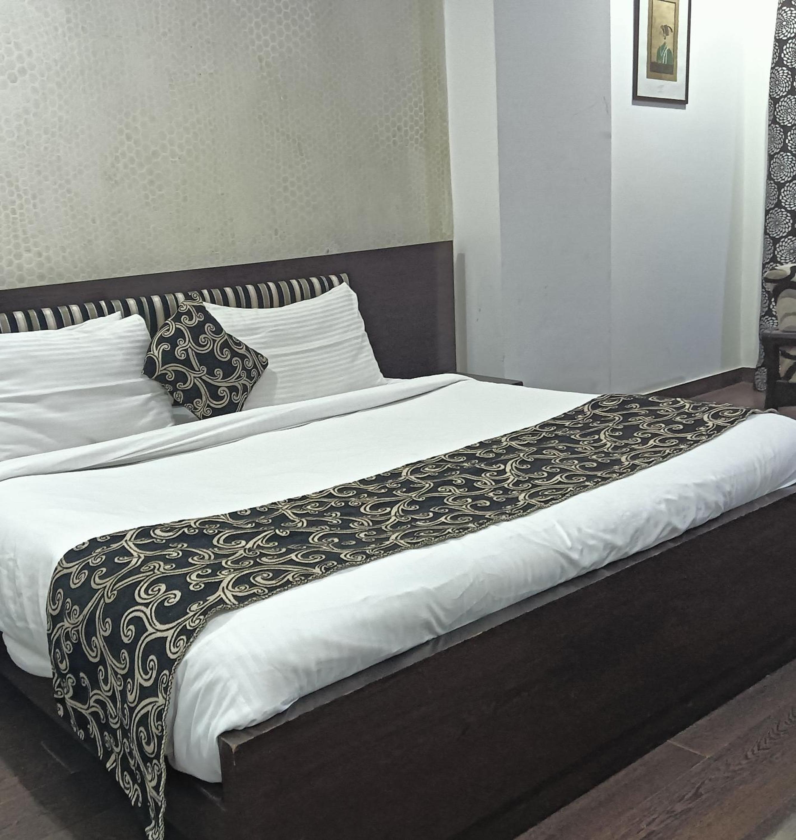 Deluxe Double Room (2 Adults + 1 Child)