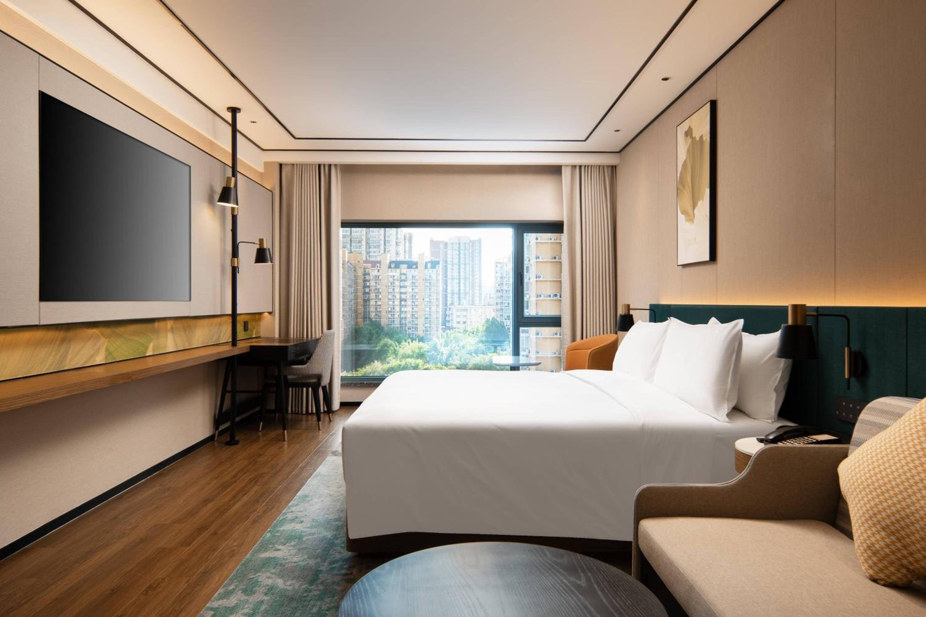 Superior King Room thumbnail 6
