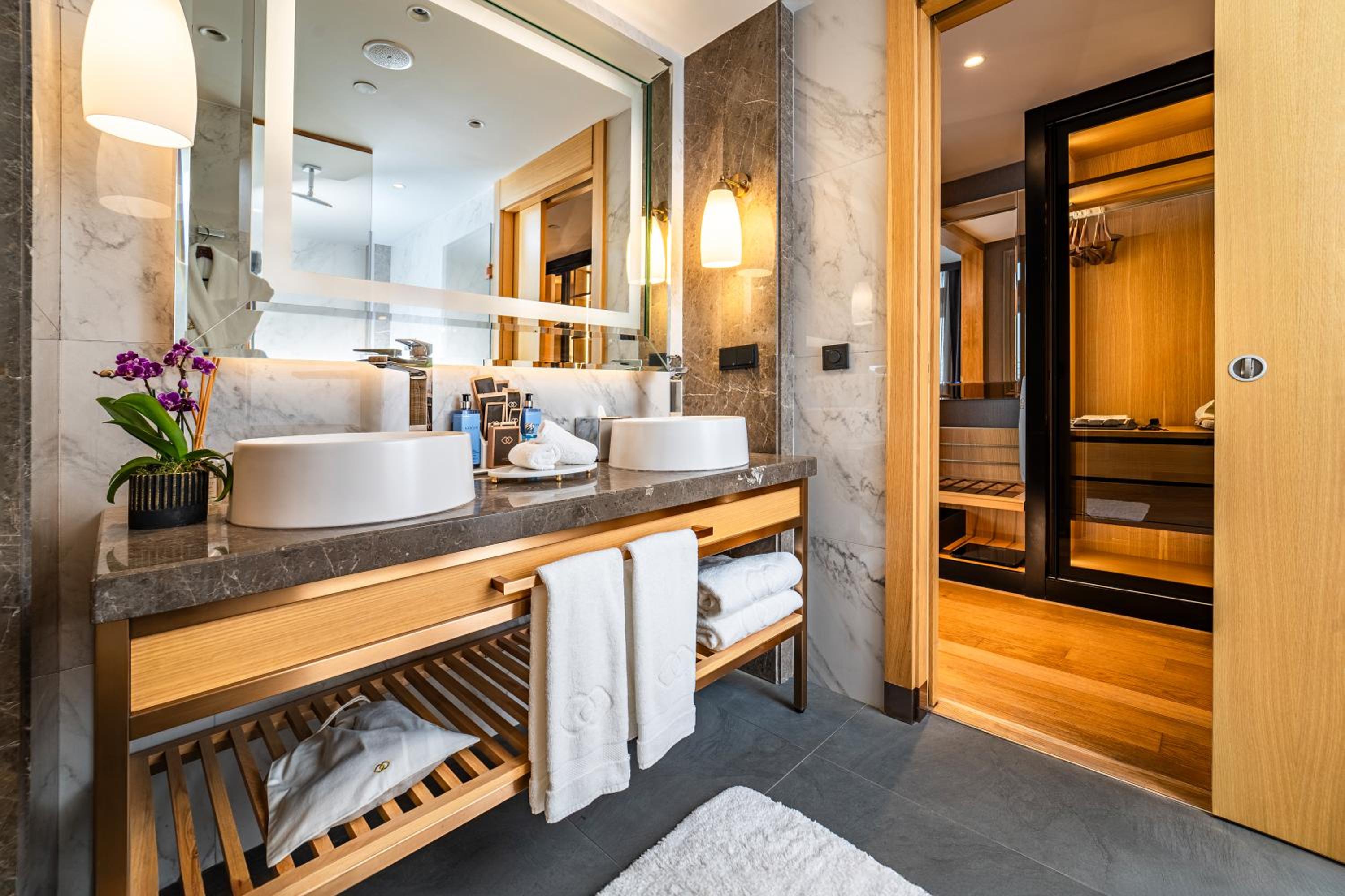 Luxury Twin Room with Bosphorus View thumbnail 6