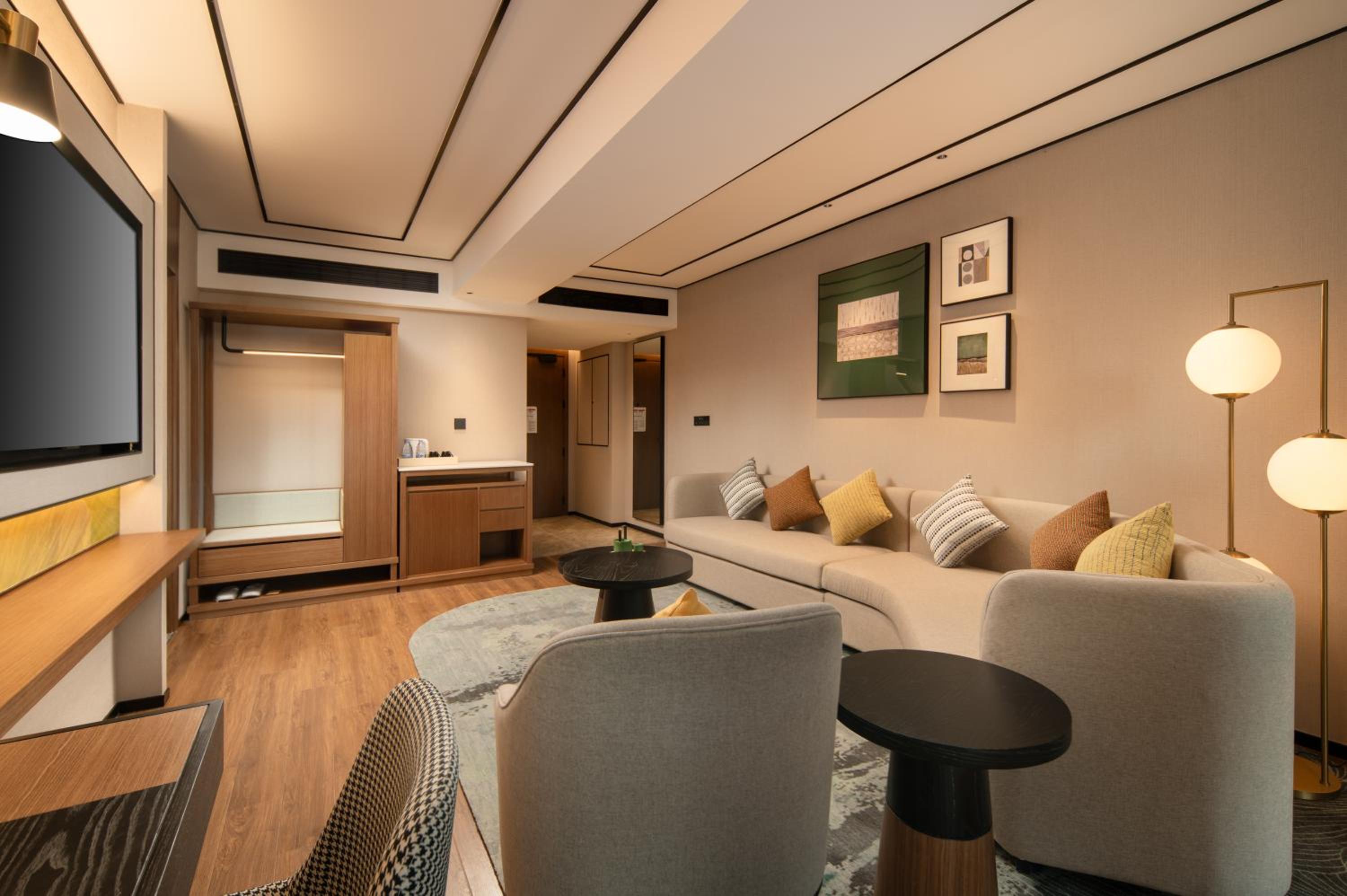 Deluxe King Suite