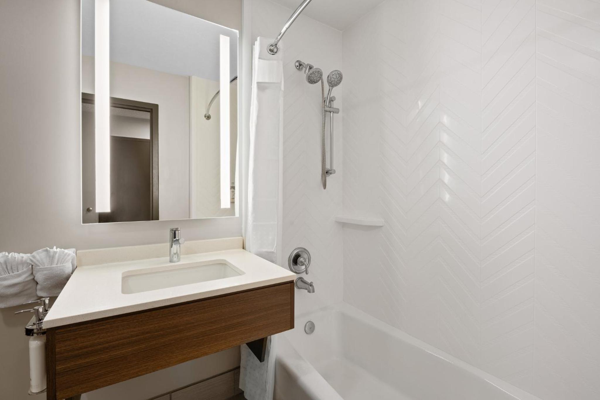 Standard Queen Room with Two Queen Beds and Mobility Accessible Tub - Photo 3