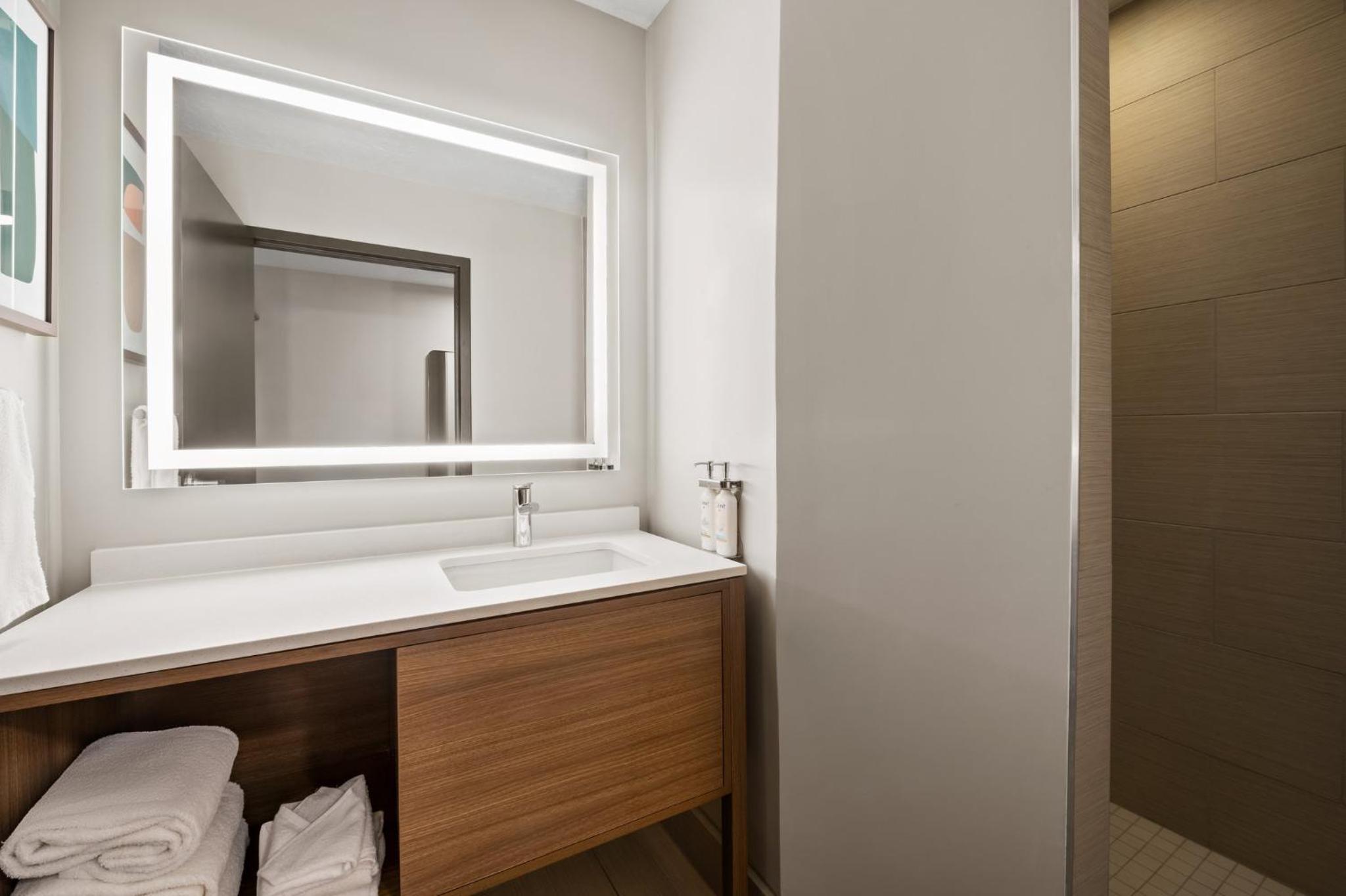 Standard King Room - Photo 5