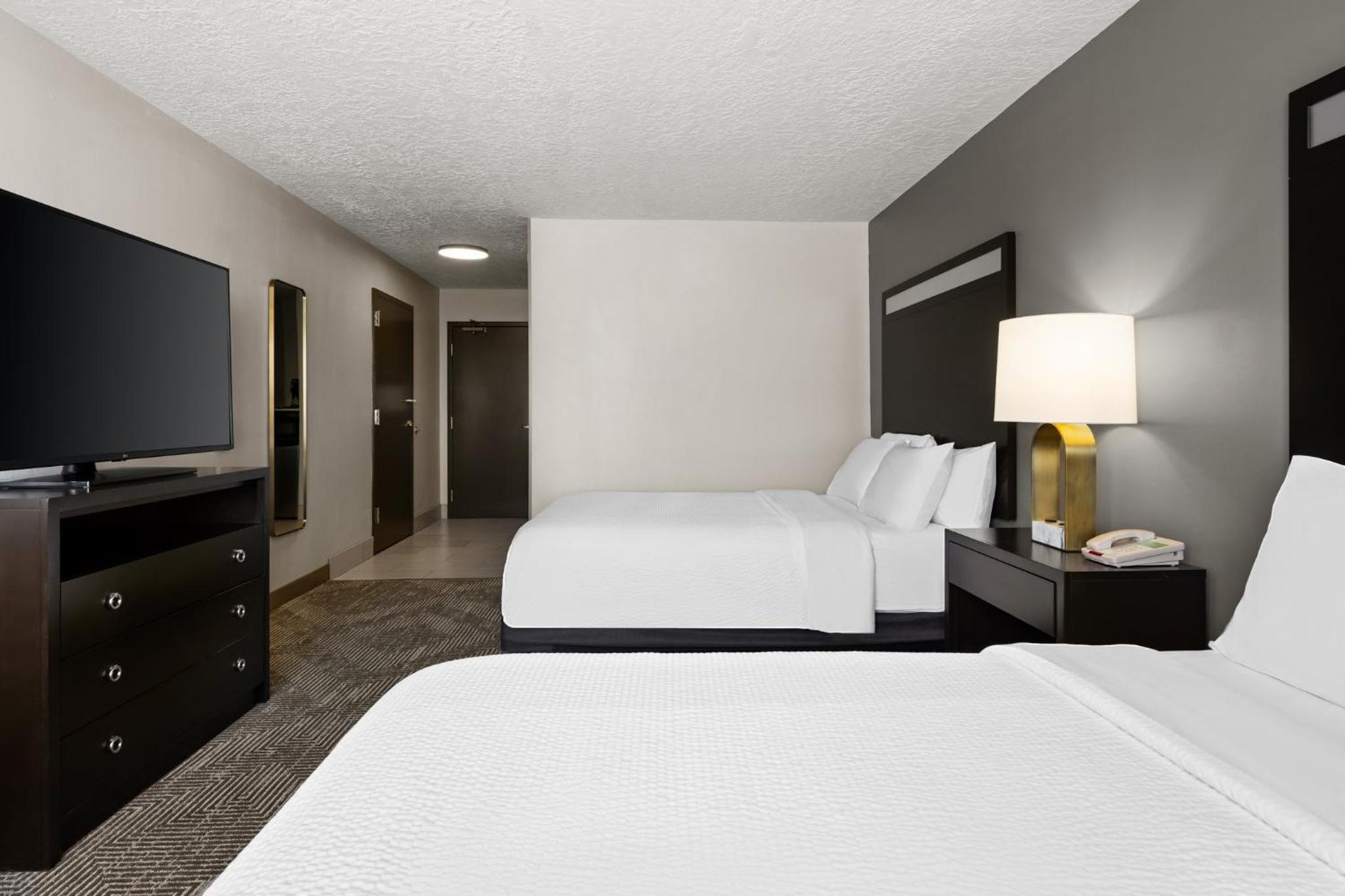 Standard Room with Two Queen Beds - Photo 2