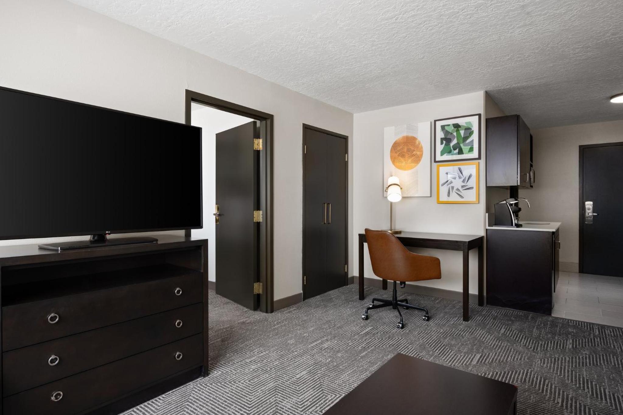 One-Bedroom Suite - Photo 1