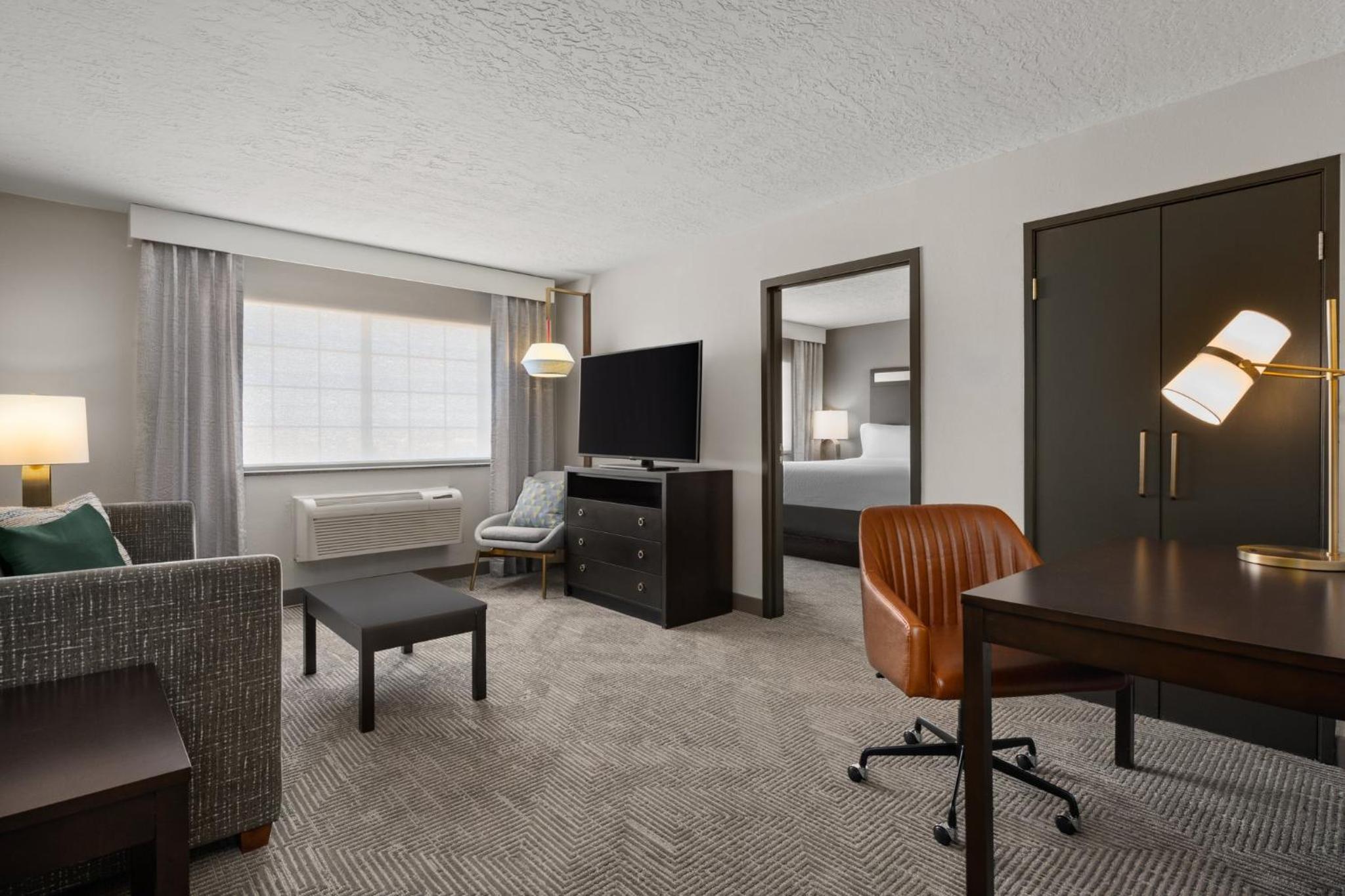 One-Bedroom Suite - Photo 3