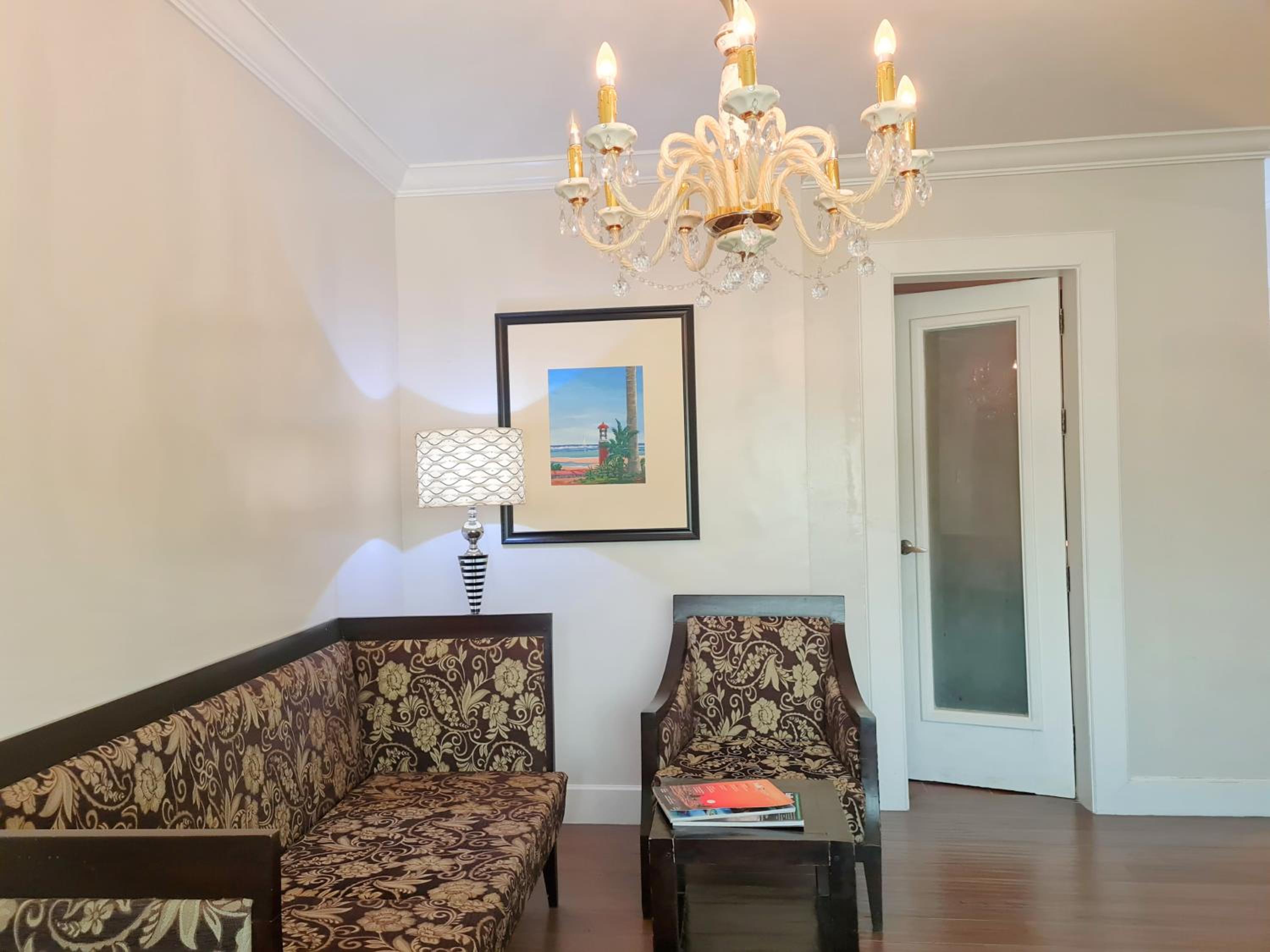 Executive Suite - Photo 2