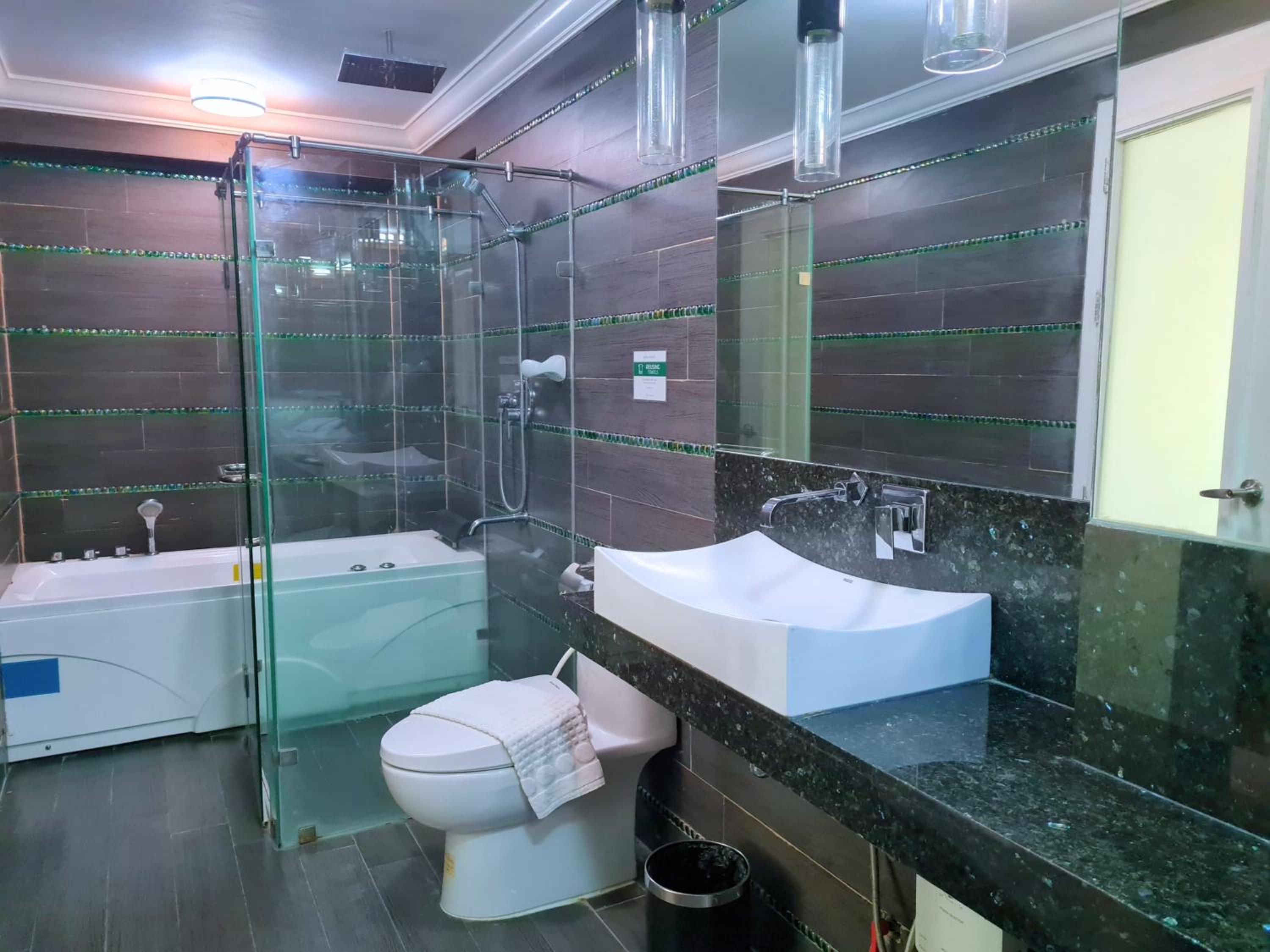Executive Suite - Photo 6