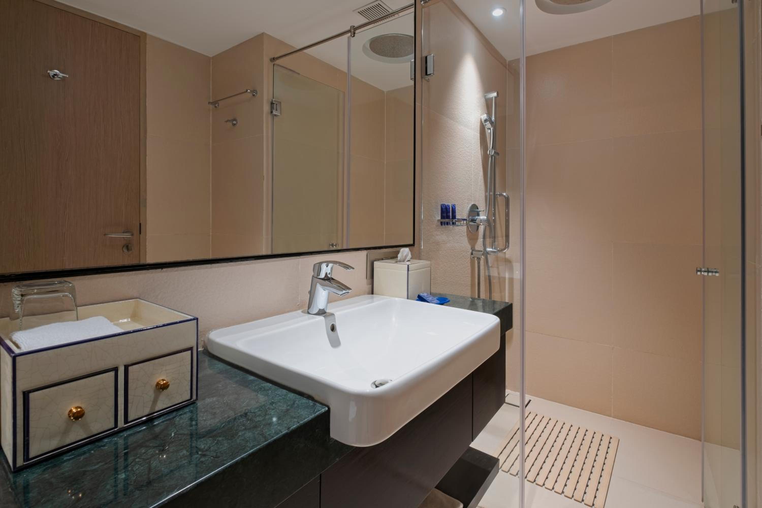 Deluxe Room King with Balcony - Photo 2