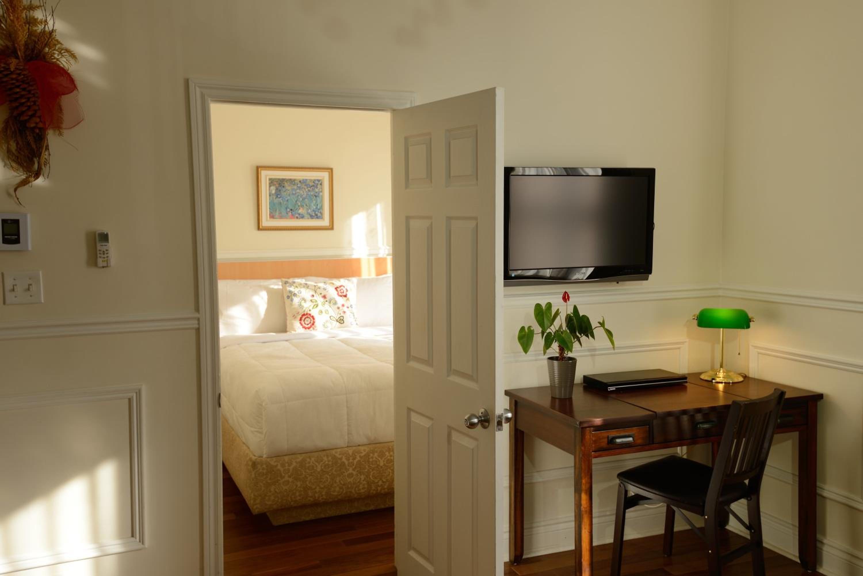 Deluxe Suite - Photo 17
