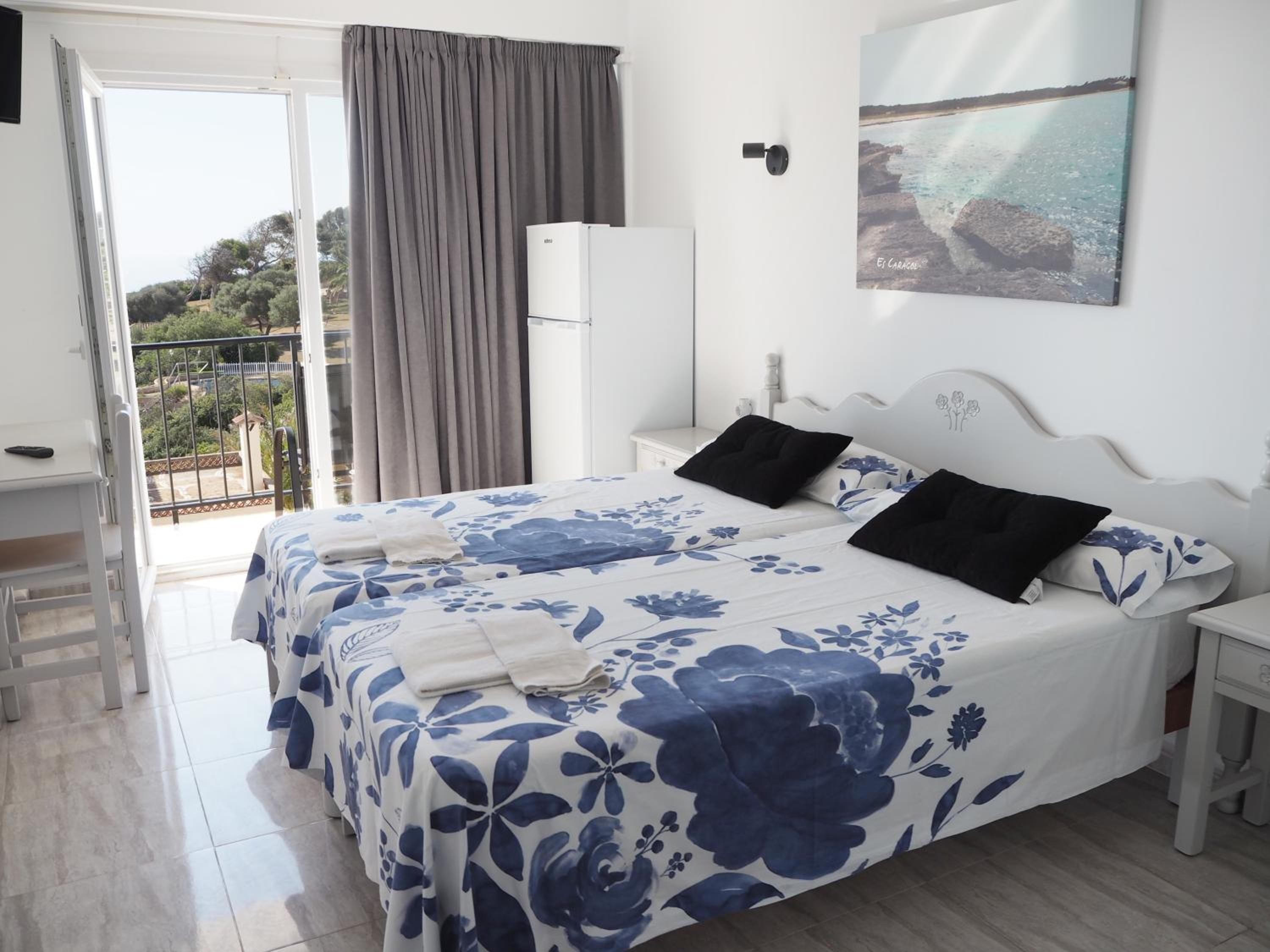 Superior Twin Room with Sea View - Photo 24