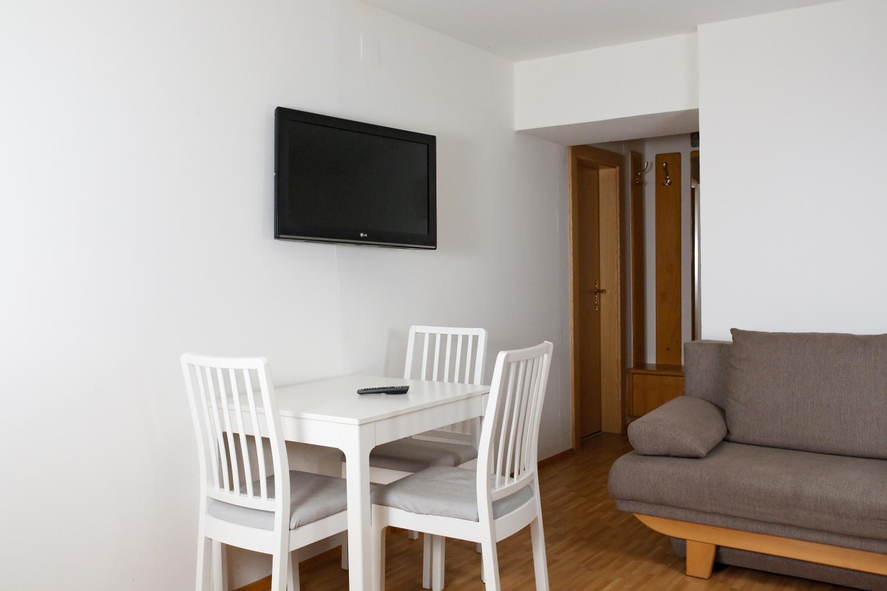 Family Room With Lake View photo 3