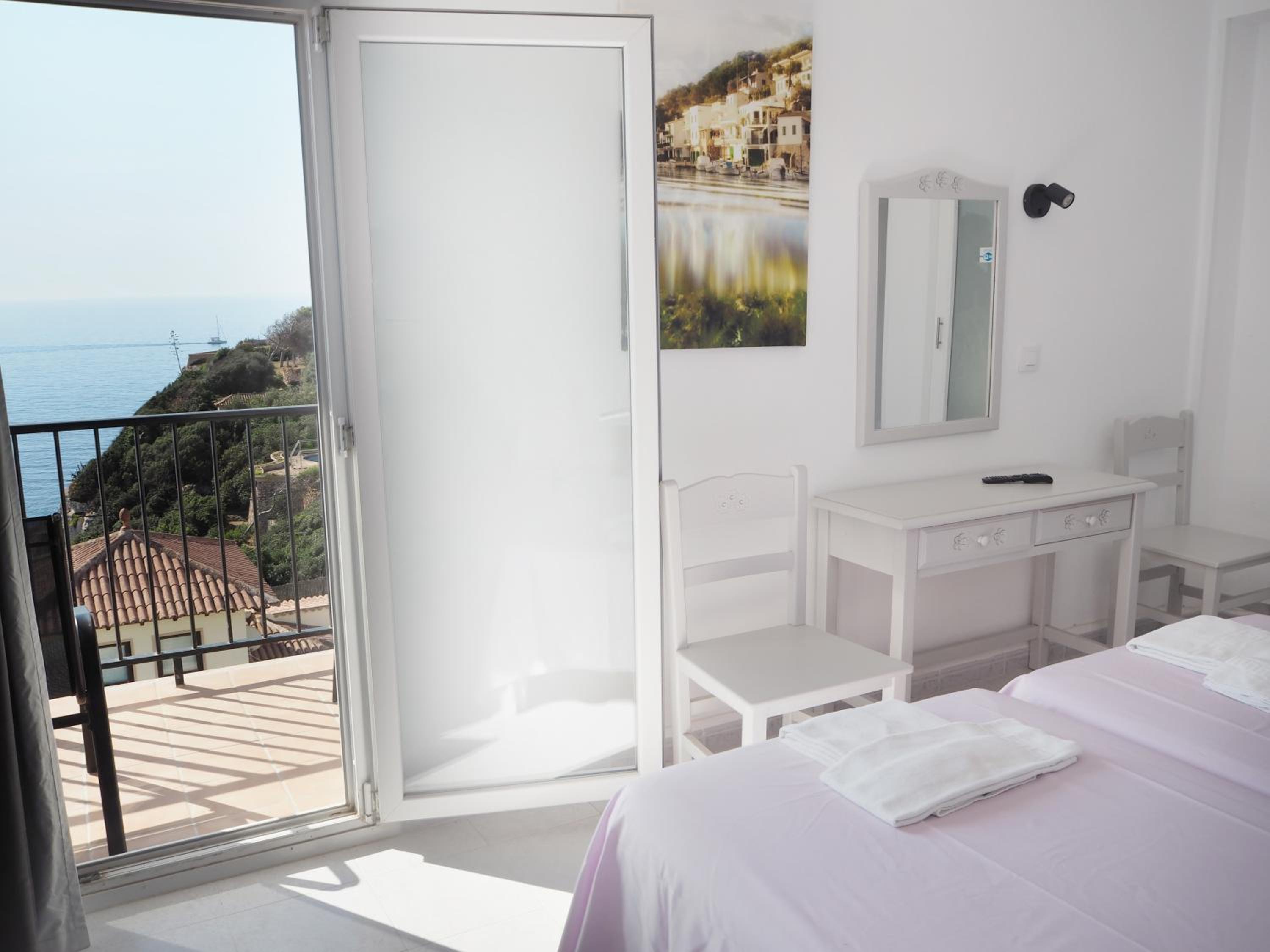 Superior Triple Room with Sea View - Photo 9