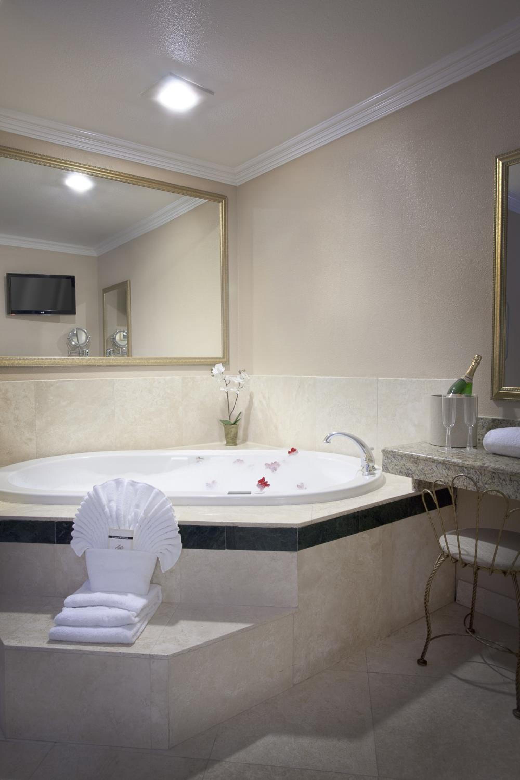 King Suite with Spa Bath - Non-Smoking - Photo 4