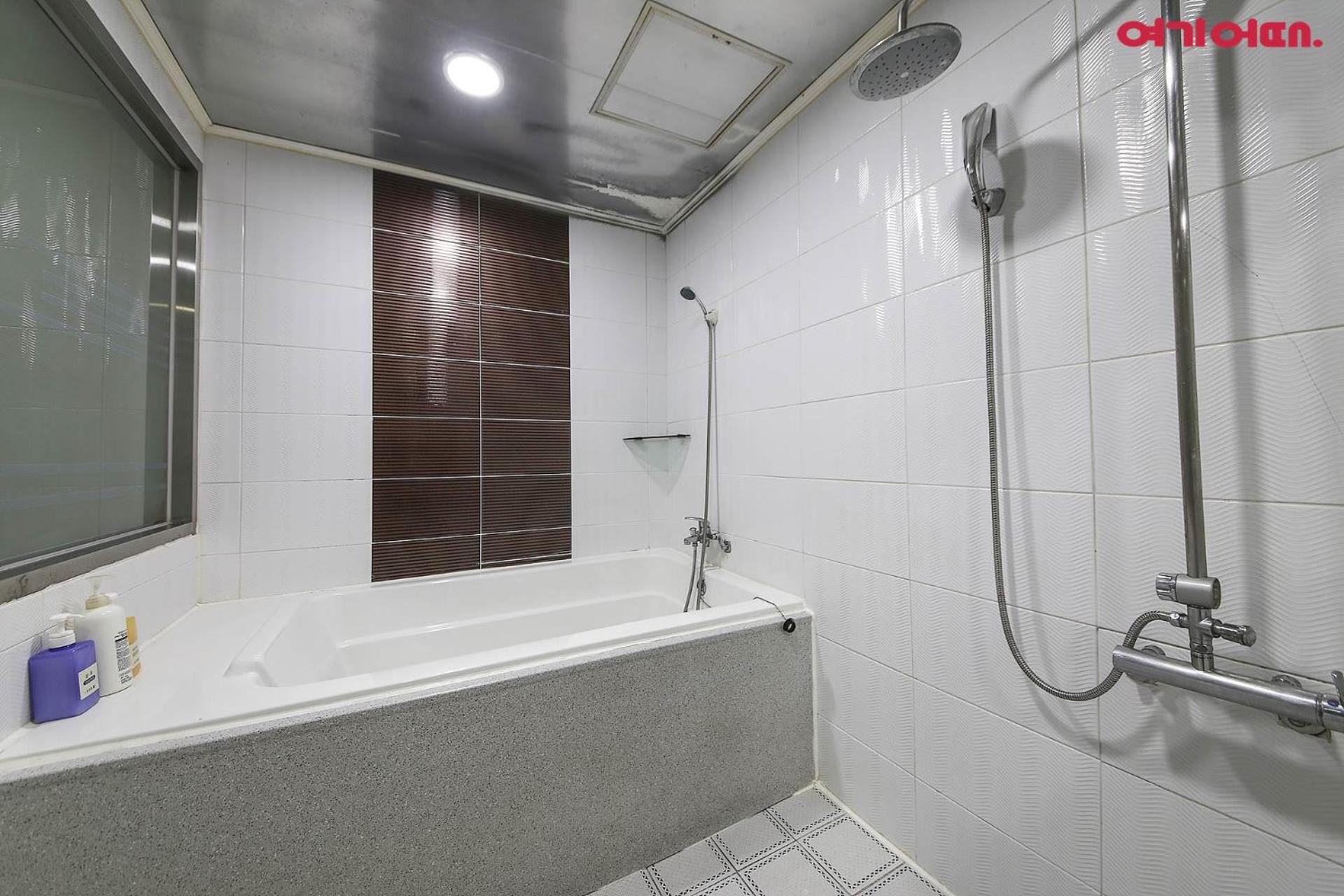 Double Room with Private Bathroom - Photo 4