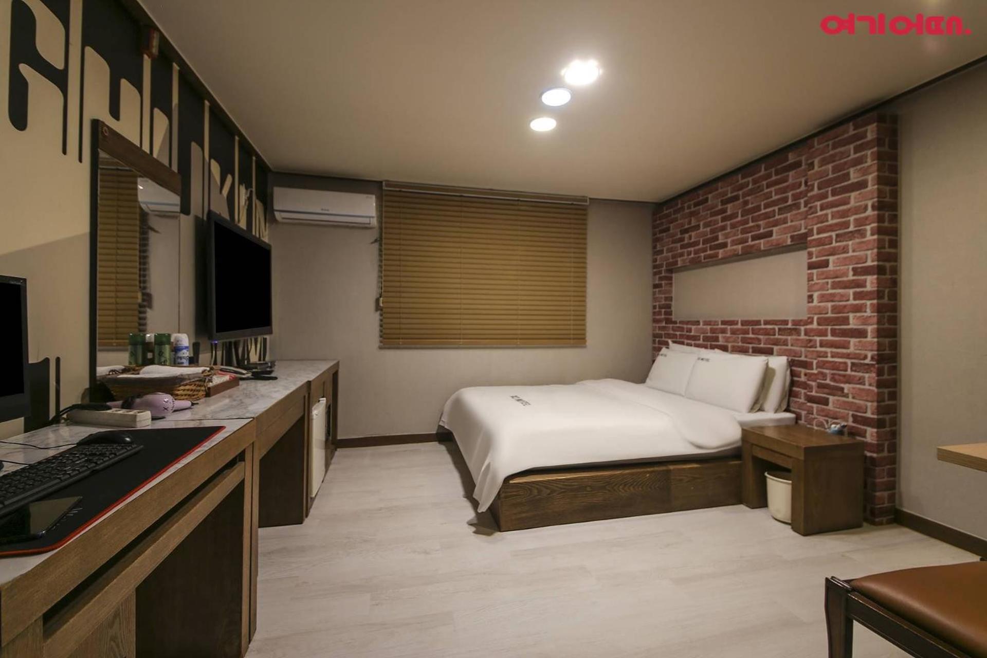 Double Room with Private Bathroom - Photo 6