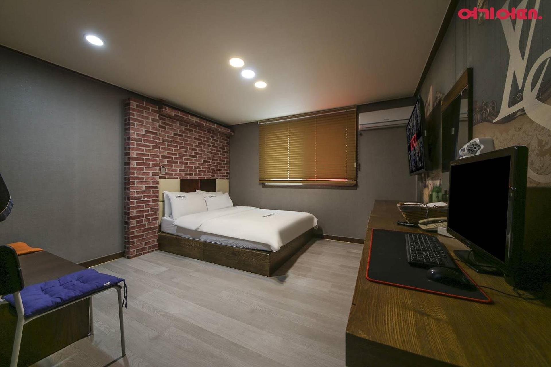 Double Room with Private Bathroom - Photo 2