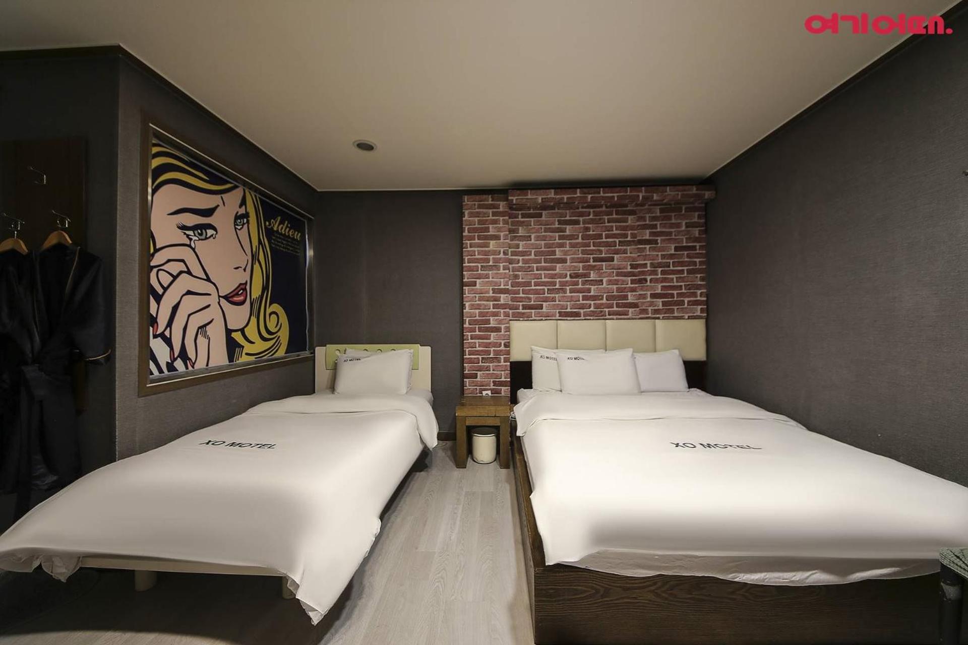 Twin Room with Private Bathroom - Photo 4