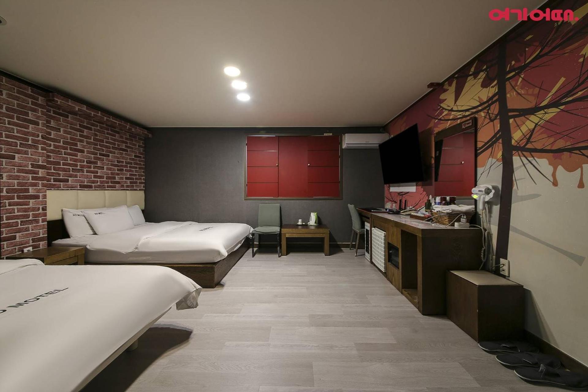 Twin Room with Private Bathroom - Photo 3