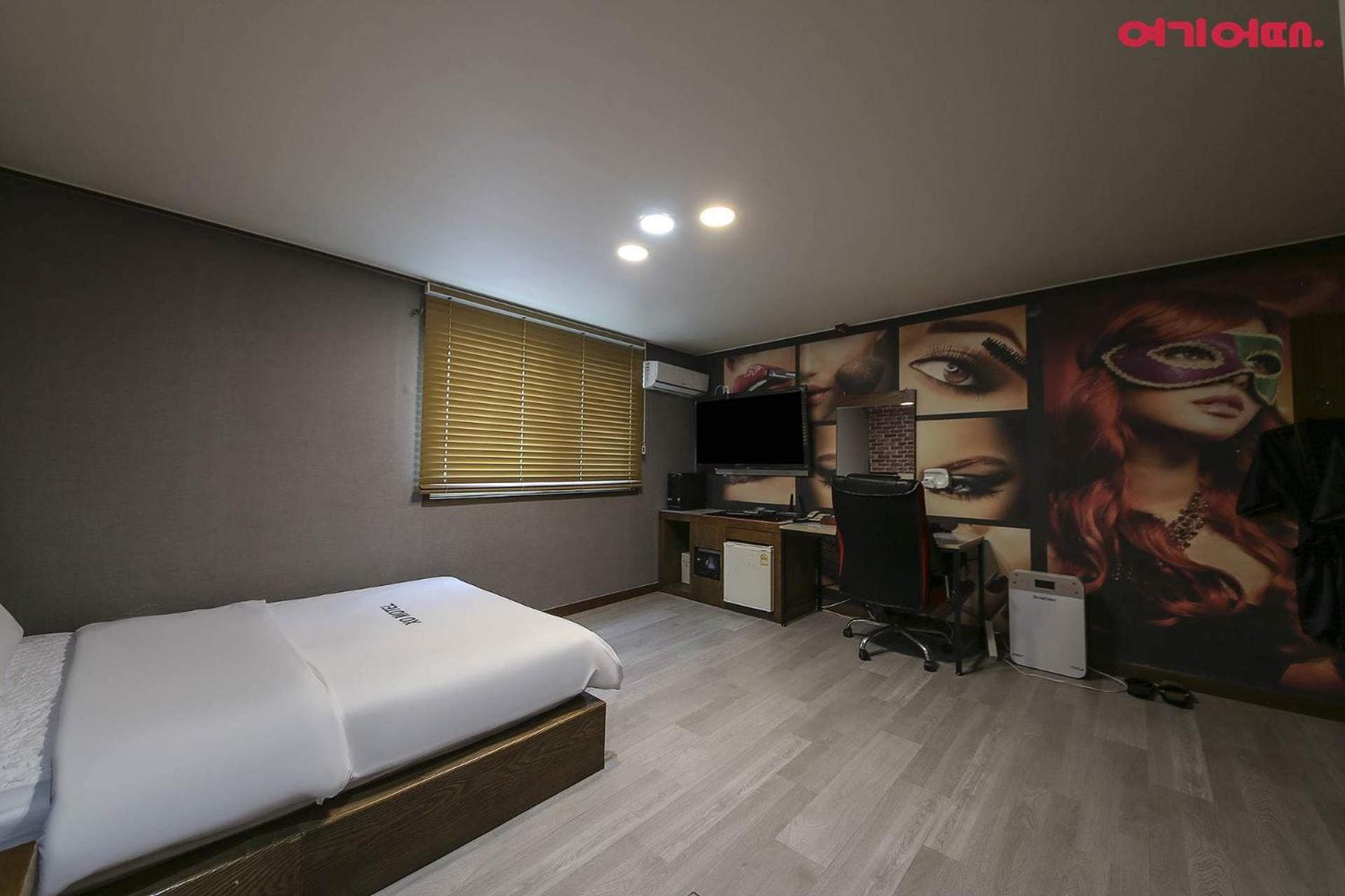 Deluxe Double Room with Bath - Photo 6