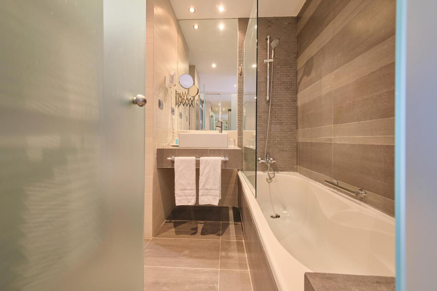 Double or Twin Room with Balcony - Photo 2