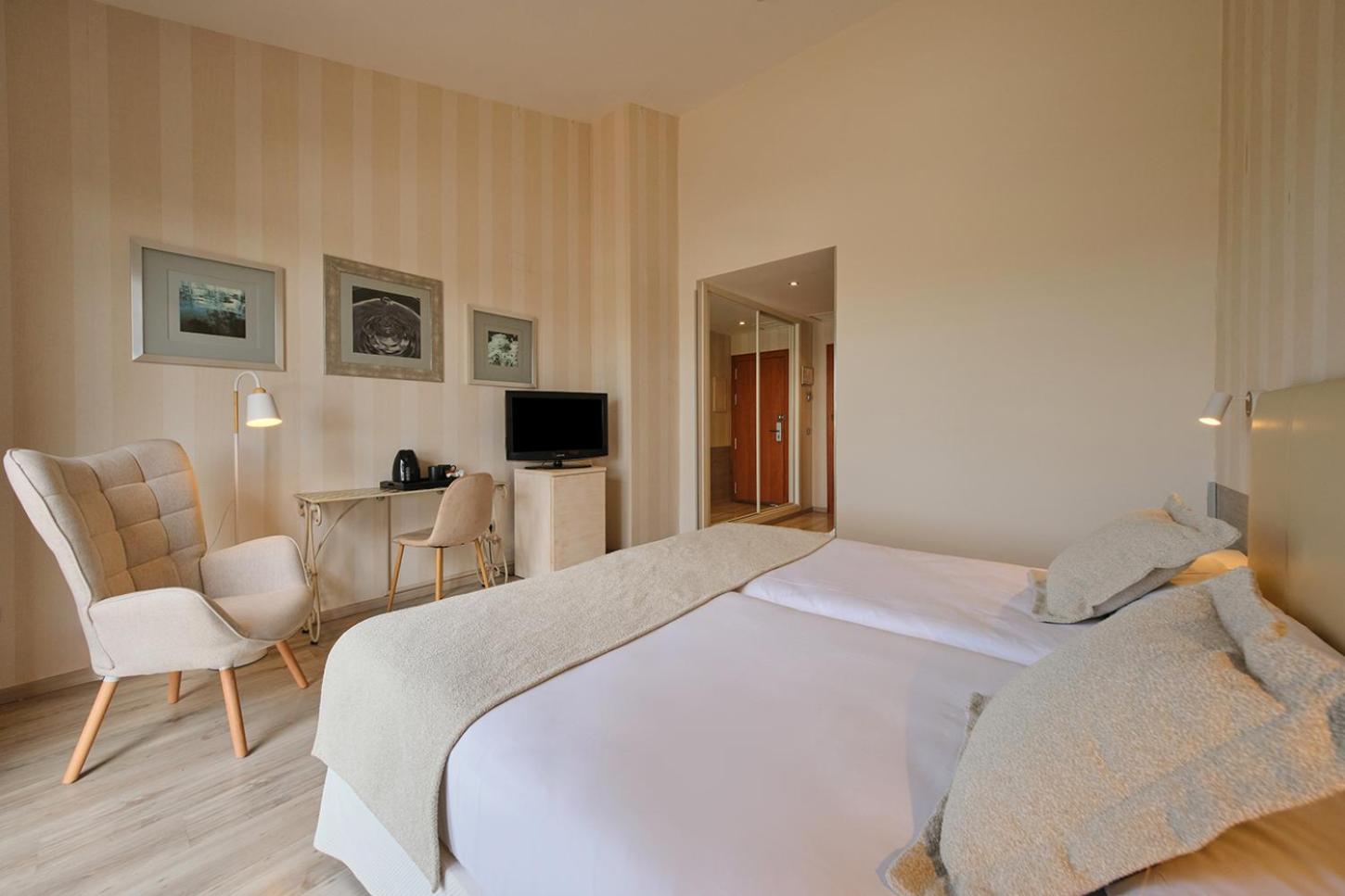 Double or Twin Room with Balcony - Photo 5