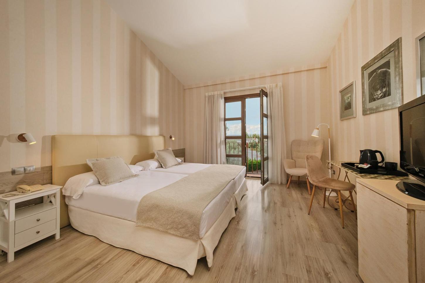 Double or Twin Room with Balcony - Photo 1