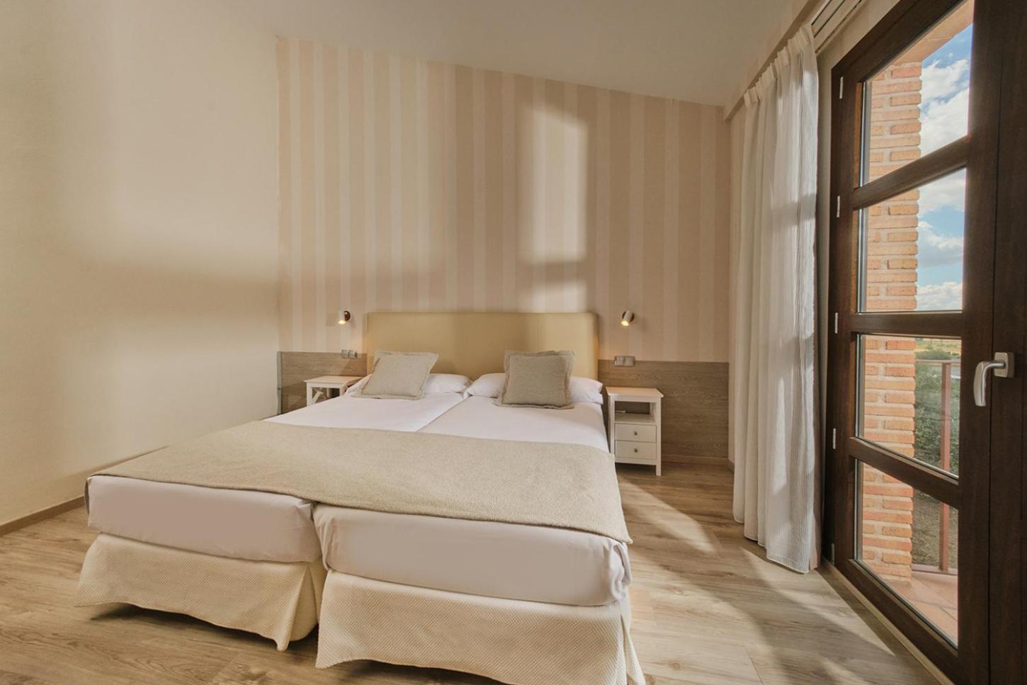 Double or Twin Room with Balcony - Photo 4