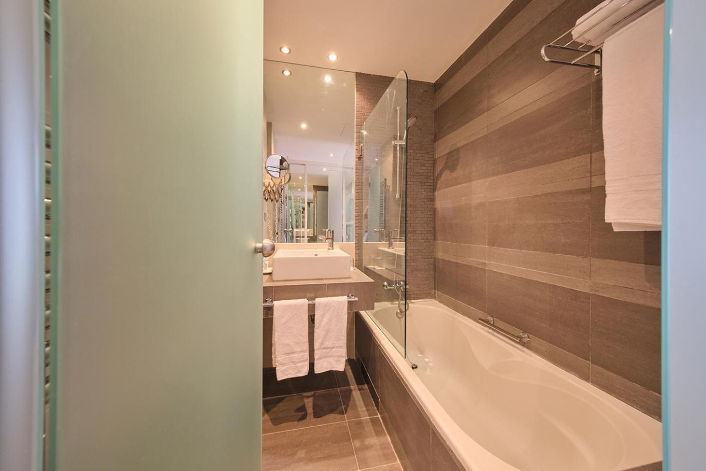 Double or Twin Room with Balcony - Photo 3