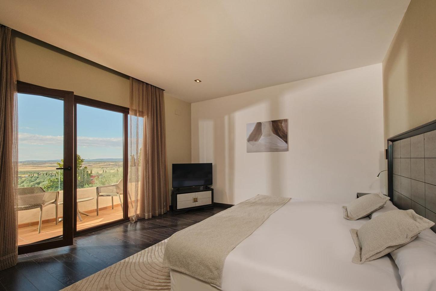 Deluxe Double or Twin Room with Balcony - Photo 2