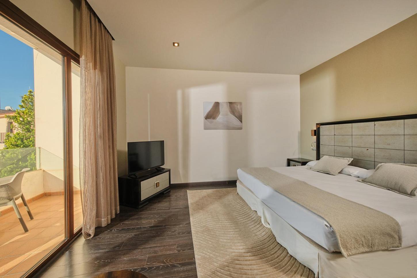 Deluxe Double or Twin Room with Balcony - Photo 1