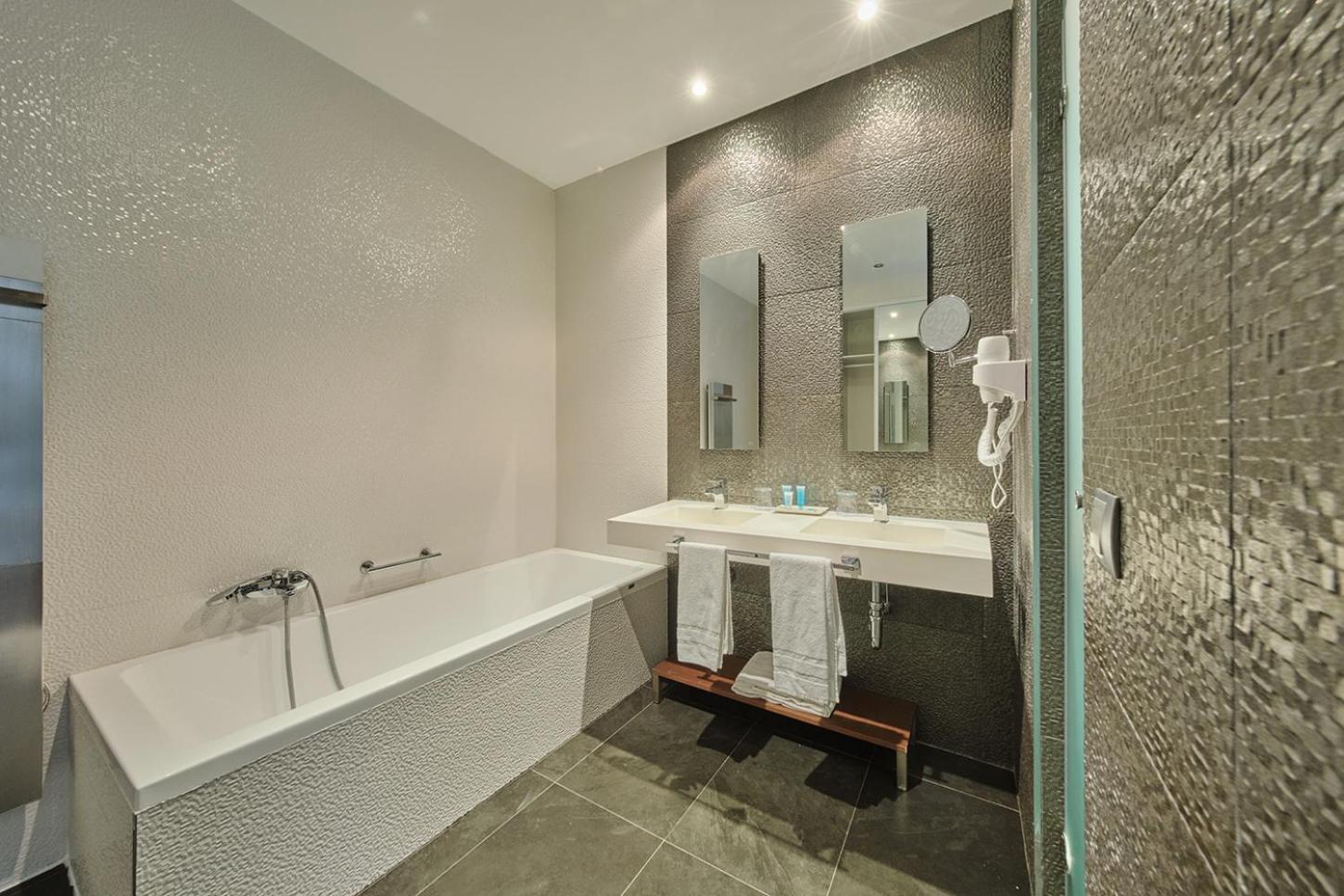 Deluxe Double or Twin Room with Balcony - Photo 4