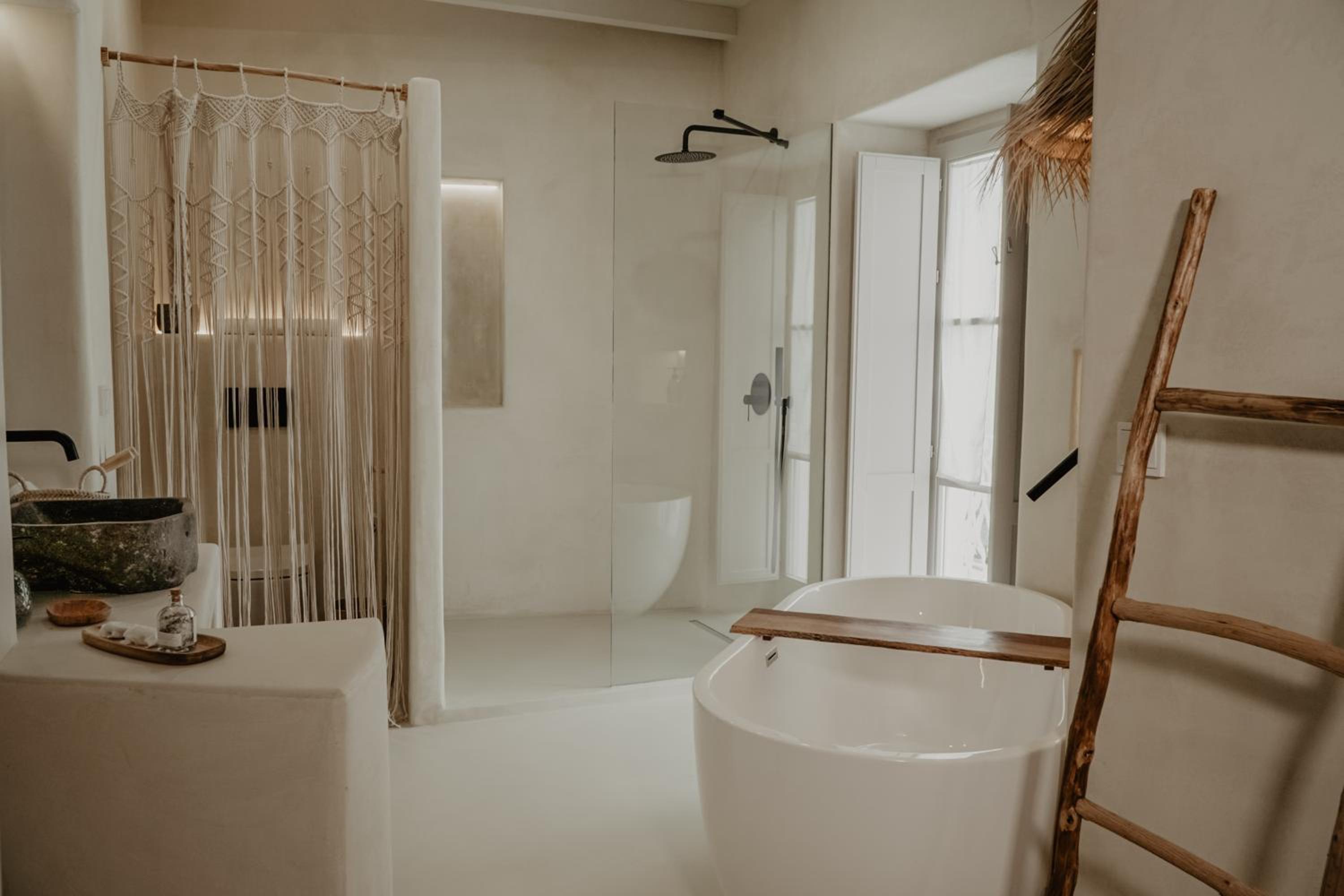 Deluxe Queen Room with Bath - Photo 5