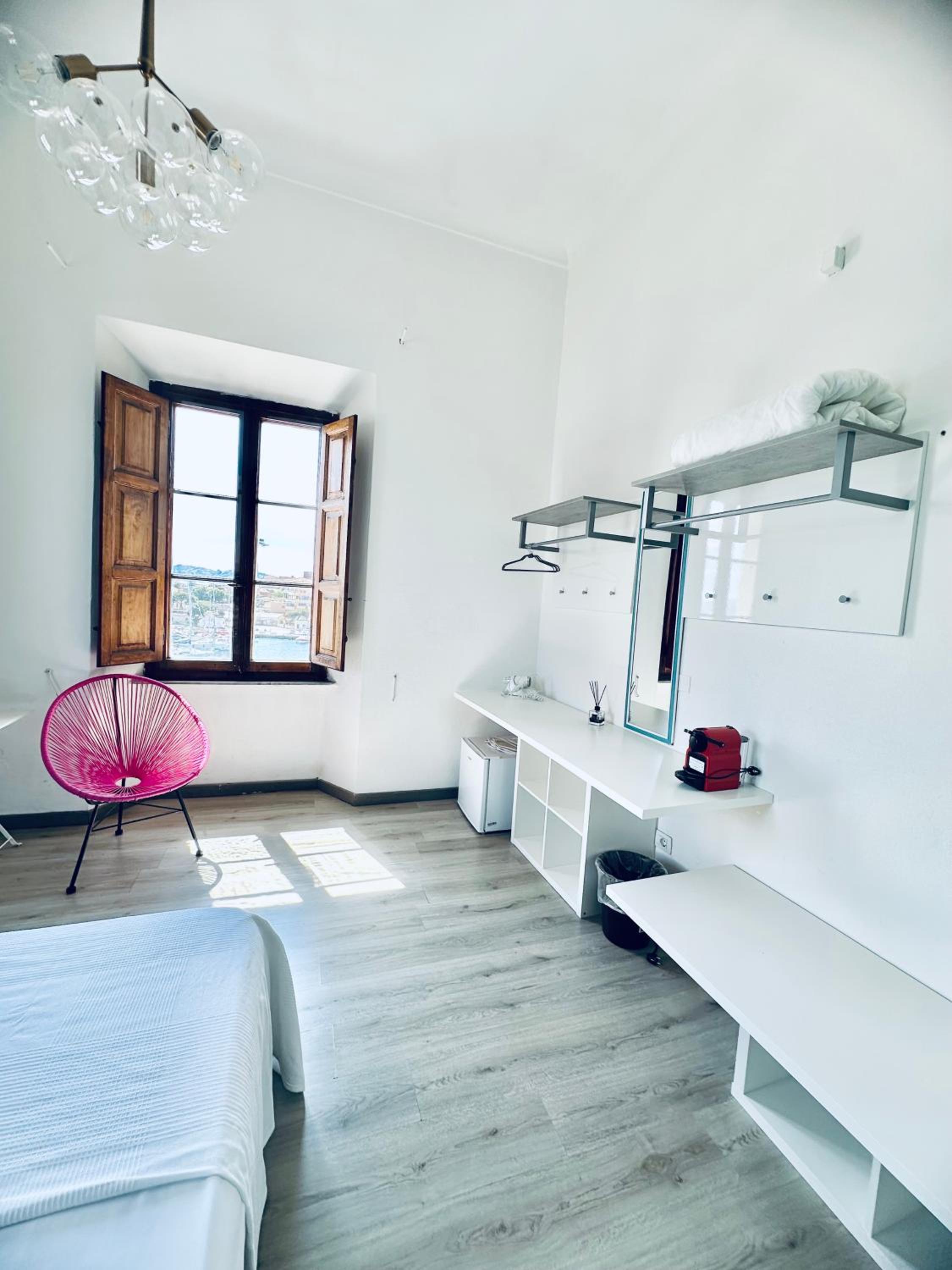 Double Room with Private External Bathroom and Sea View - Photo 9