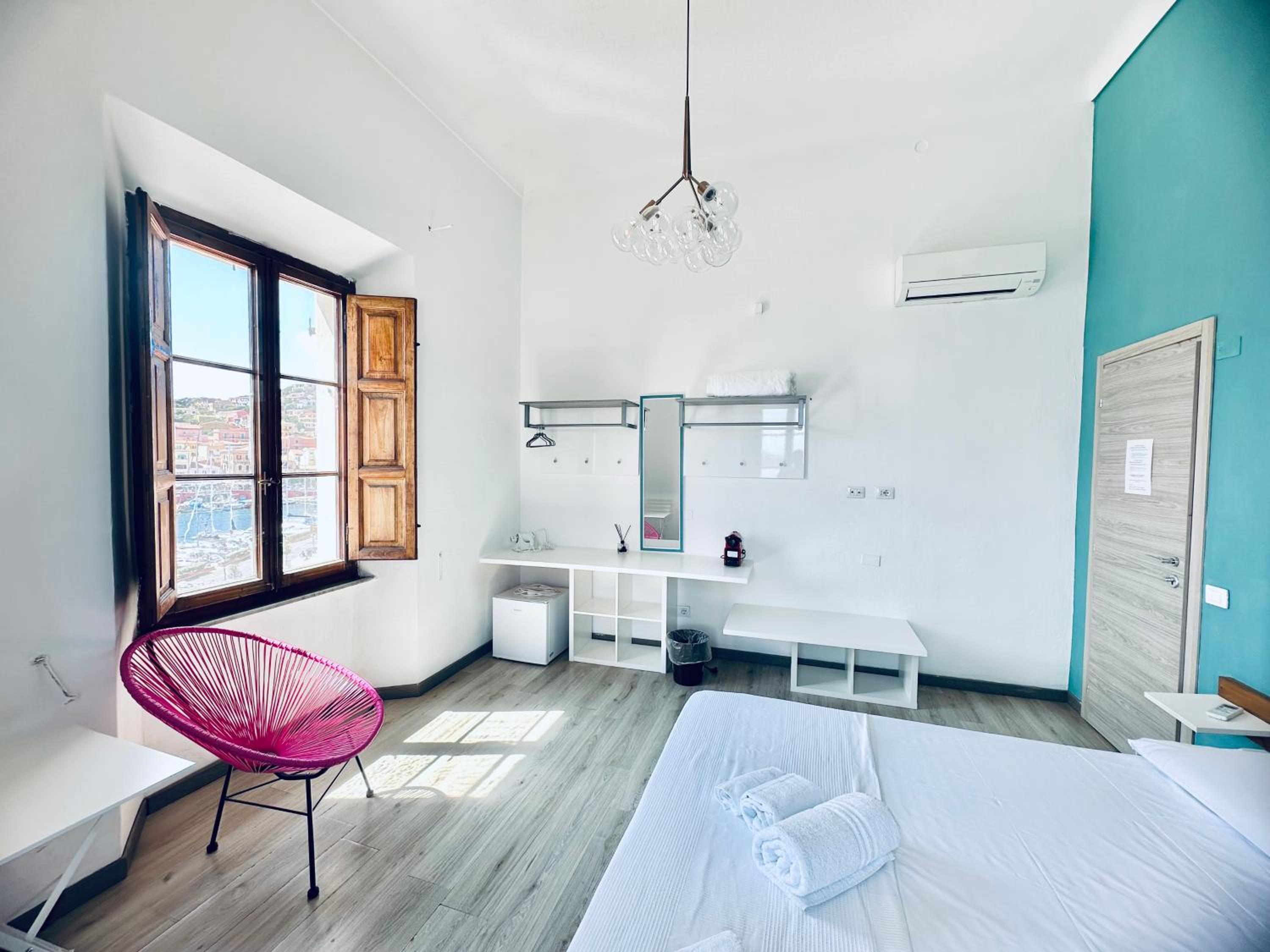 Double Room with Private External Bathroom and Sea View - Photo 7